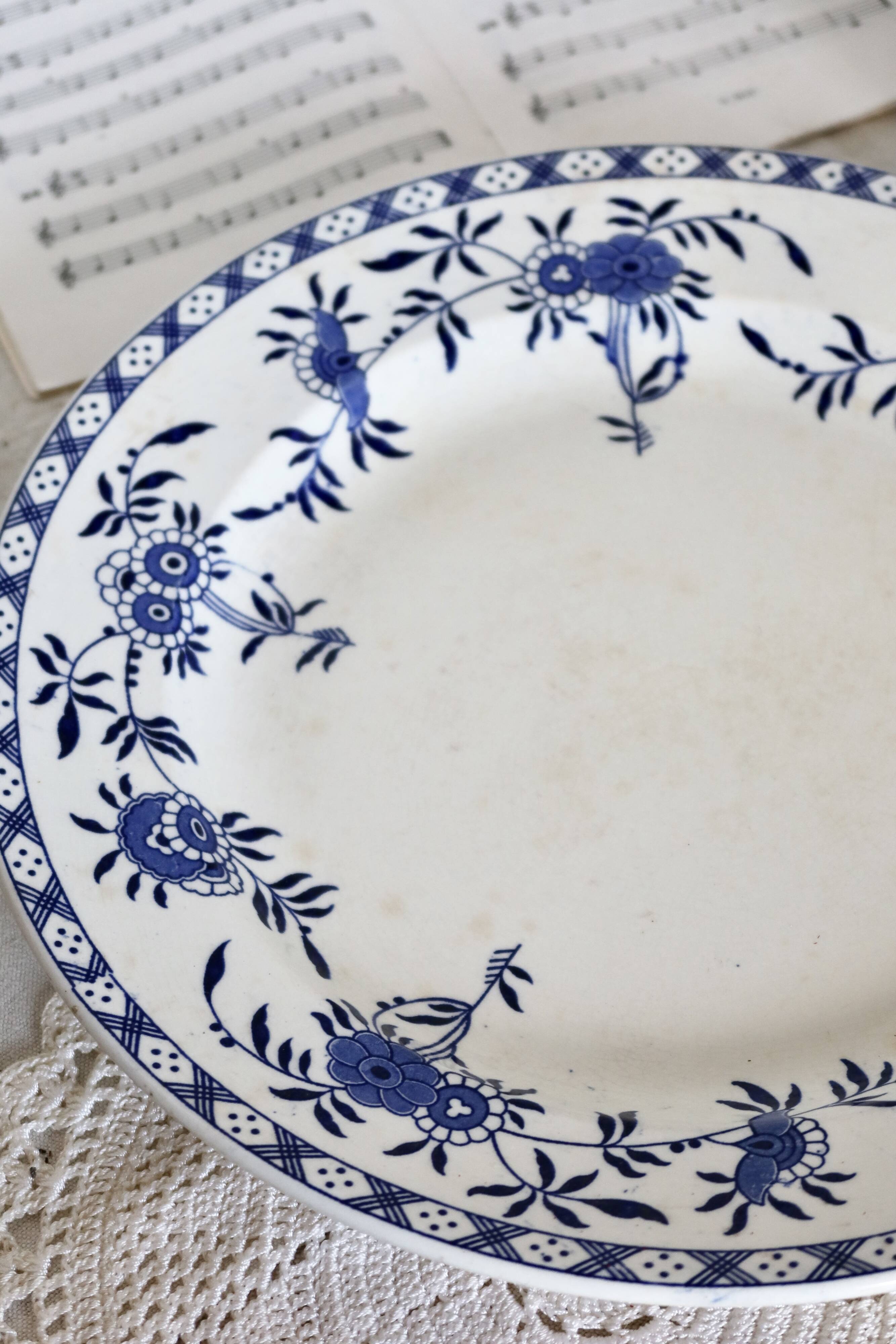 Round serving dishes - Rare Dresden porcelain