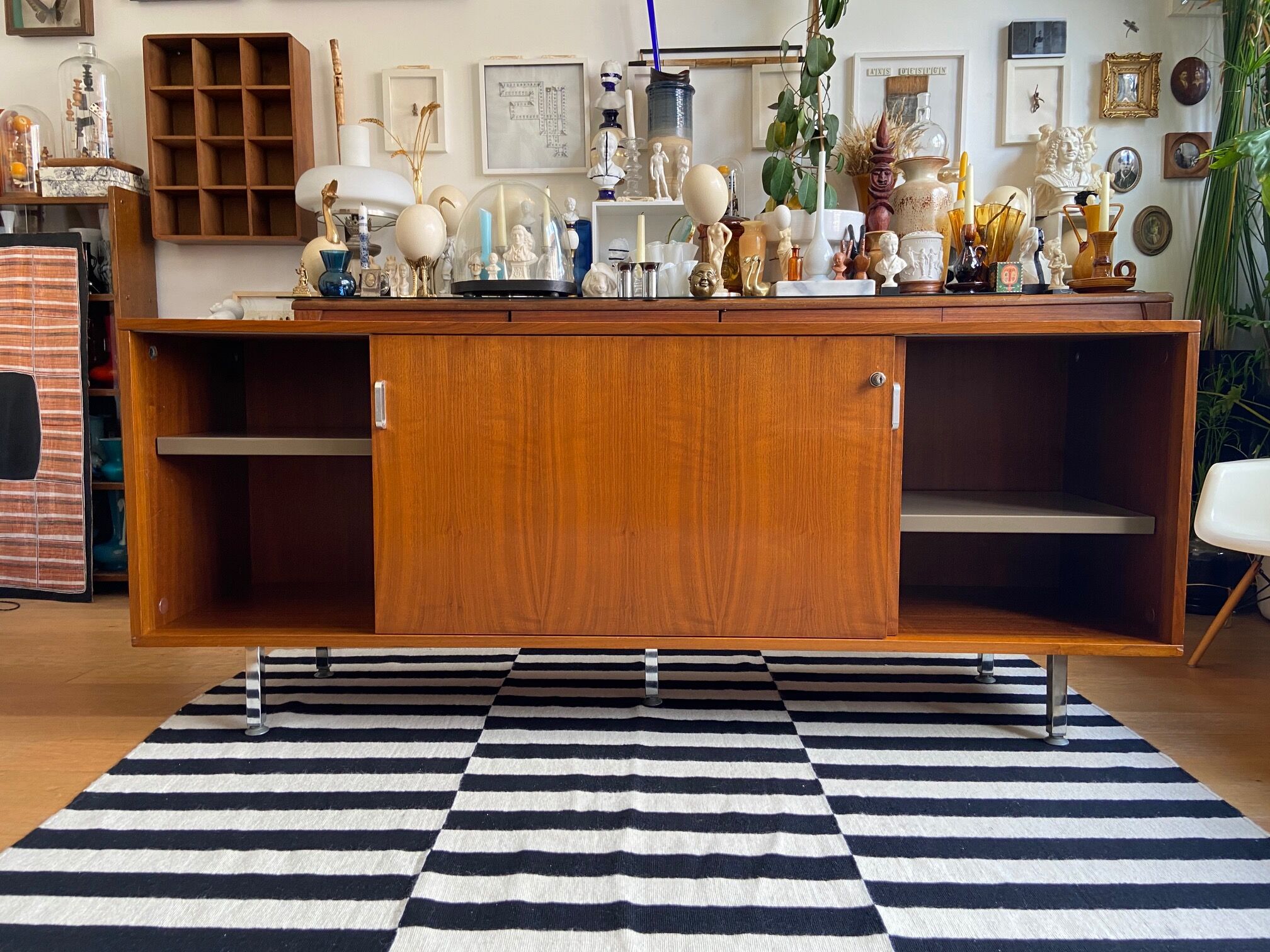 Teak veneer sideboard 80's