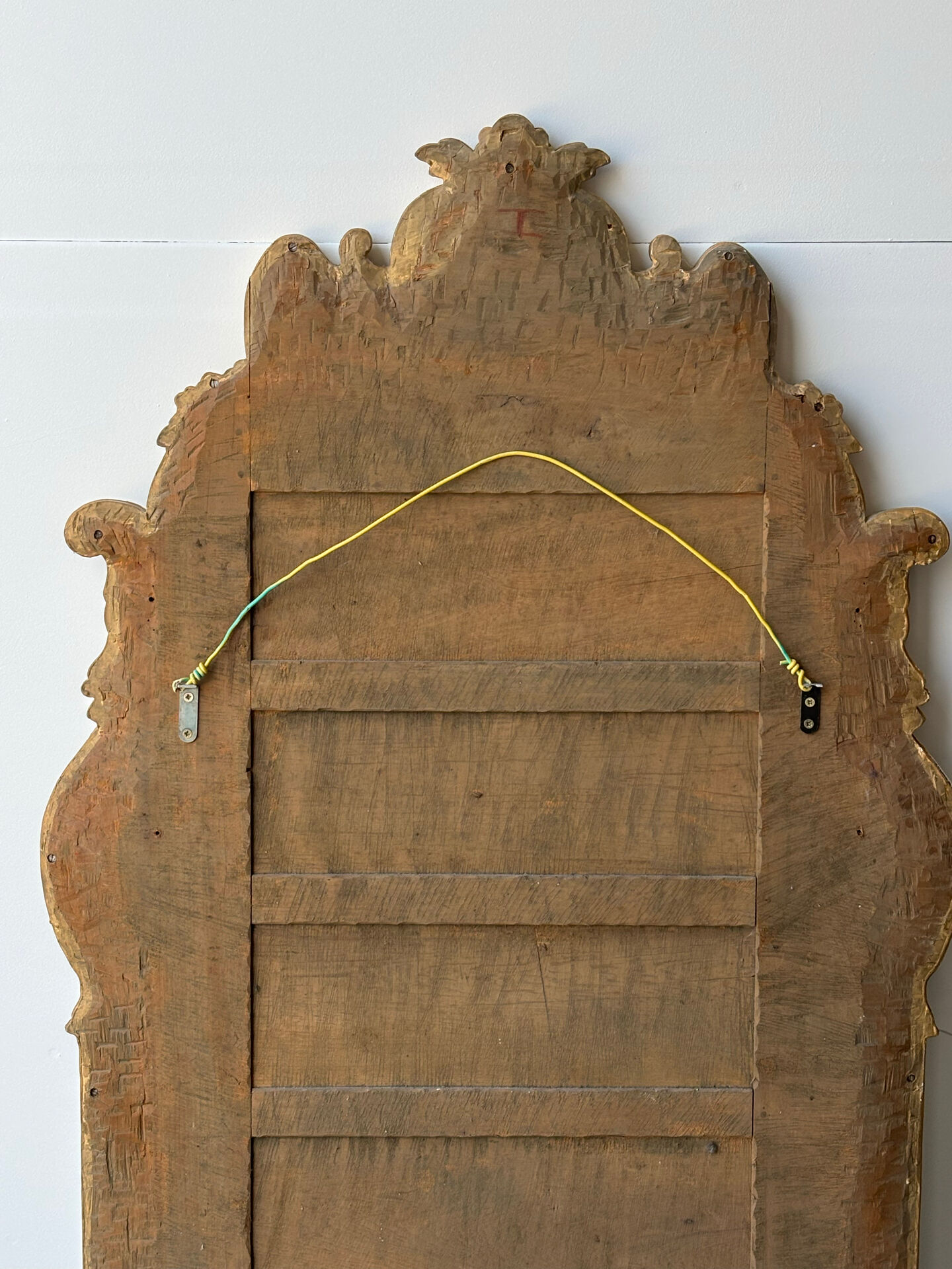 Large mirror with carved and gilded wooden frame, in Regency style.