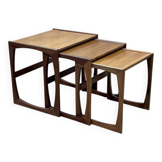 Suite de 3 tables gigognes en teck de la marque GPlan des années 1970  - L=53.5cm P=50cm H=48