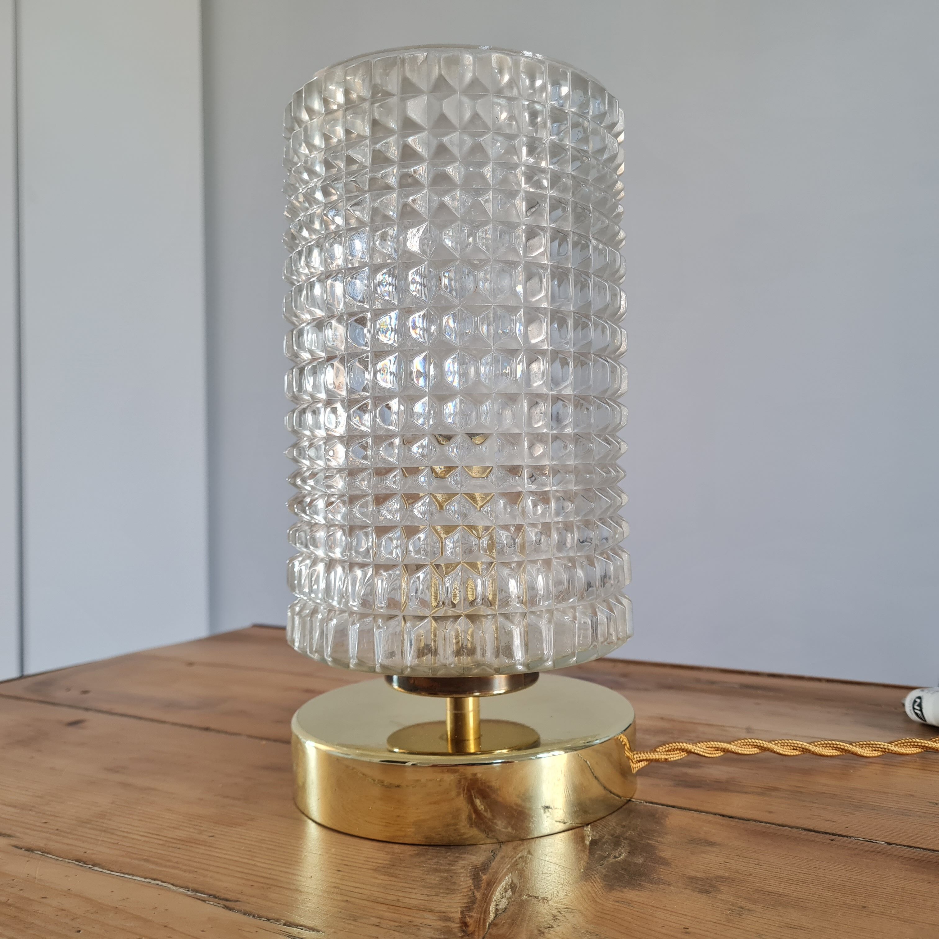 Chiseled cerre table lamp