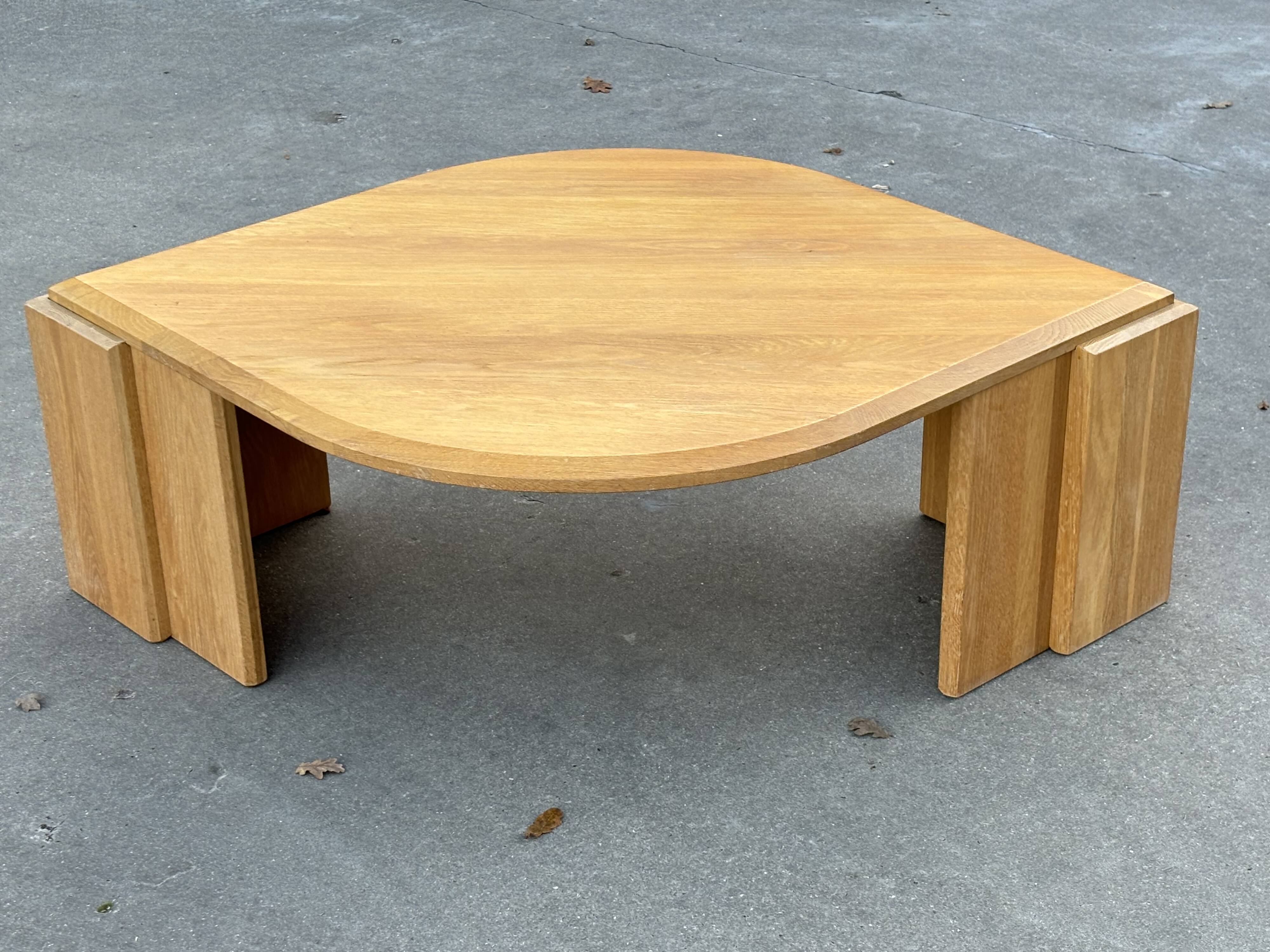 Table basse vintage en forme de larme wabi sabi brutaliste en chêne massif