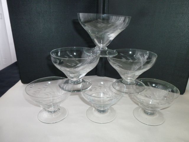 Set of 6 low glass champagne glasses ground decoration. 50s