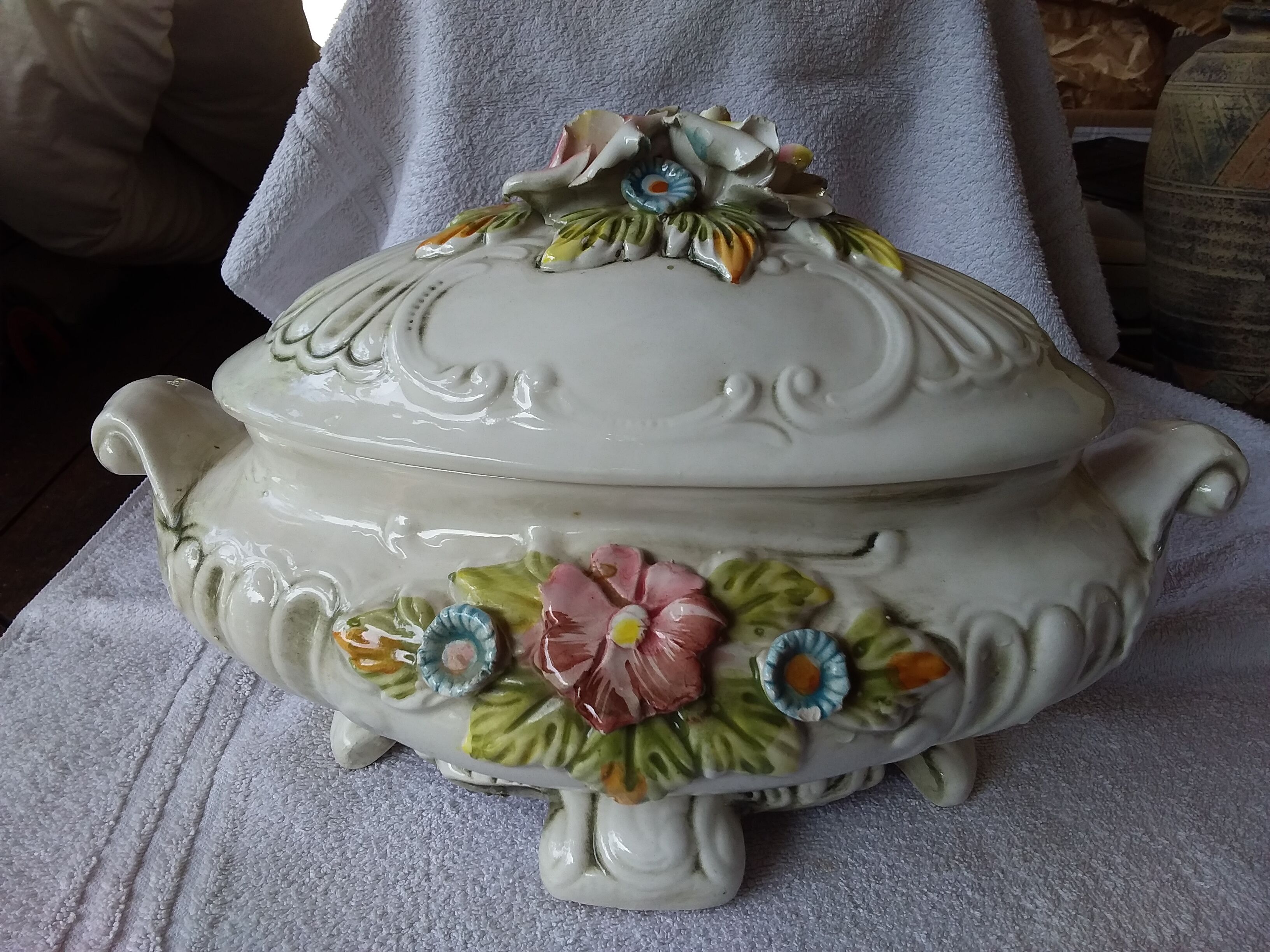 Table soup tureen