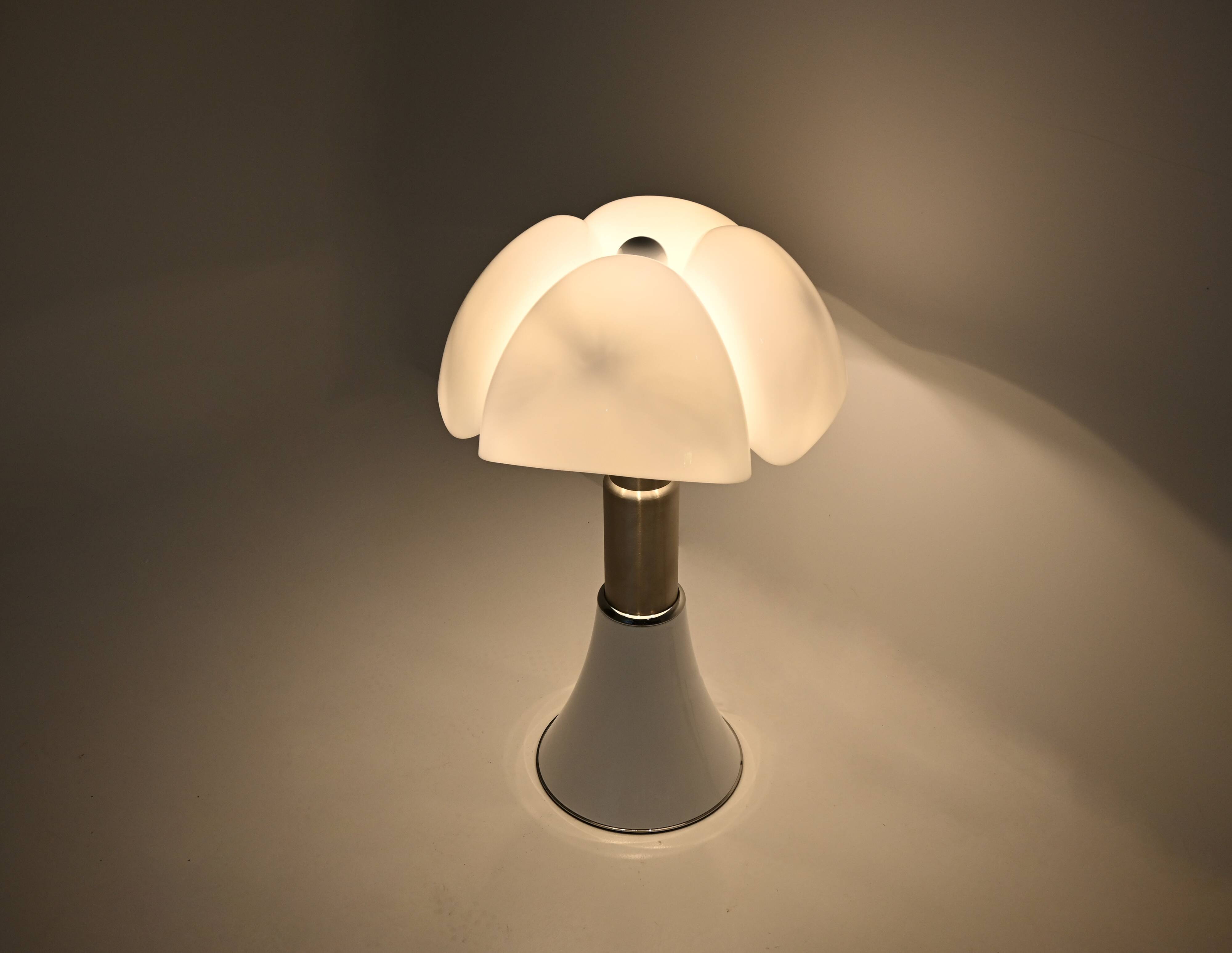 Lampe de table « Pipistrello » blanche de Gae Aulenti pour Martinelli Luce