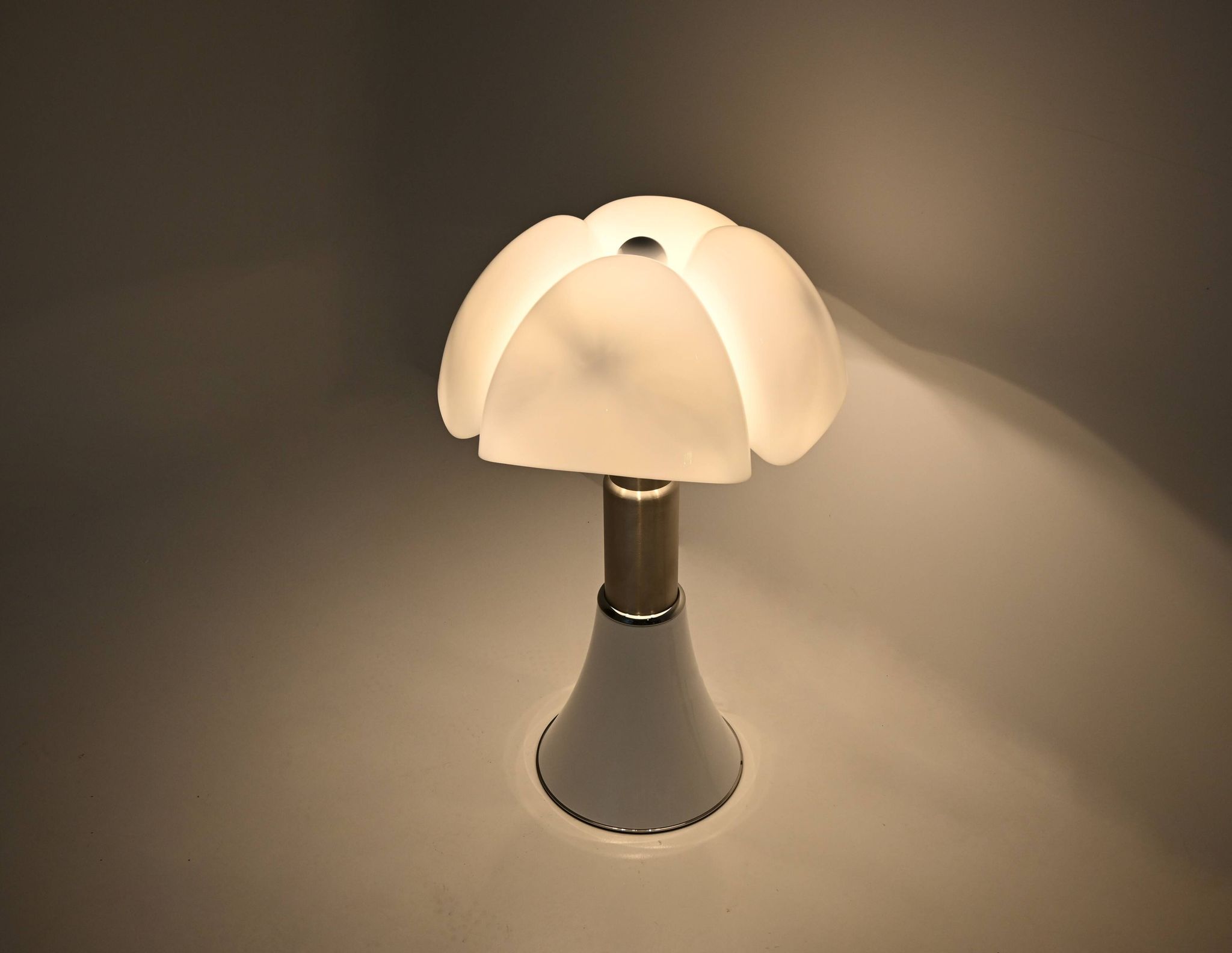 Lampe de table « Pipistrello » blanche de Gae Aulenti pour Martinelli Luce