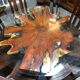 Table ronde taillée dans une tranche en bois de bout de PADOUK