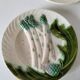 Assiettes barbotine Salins – décor asperges & artichaut
