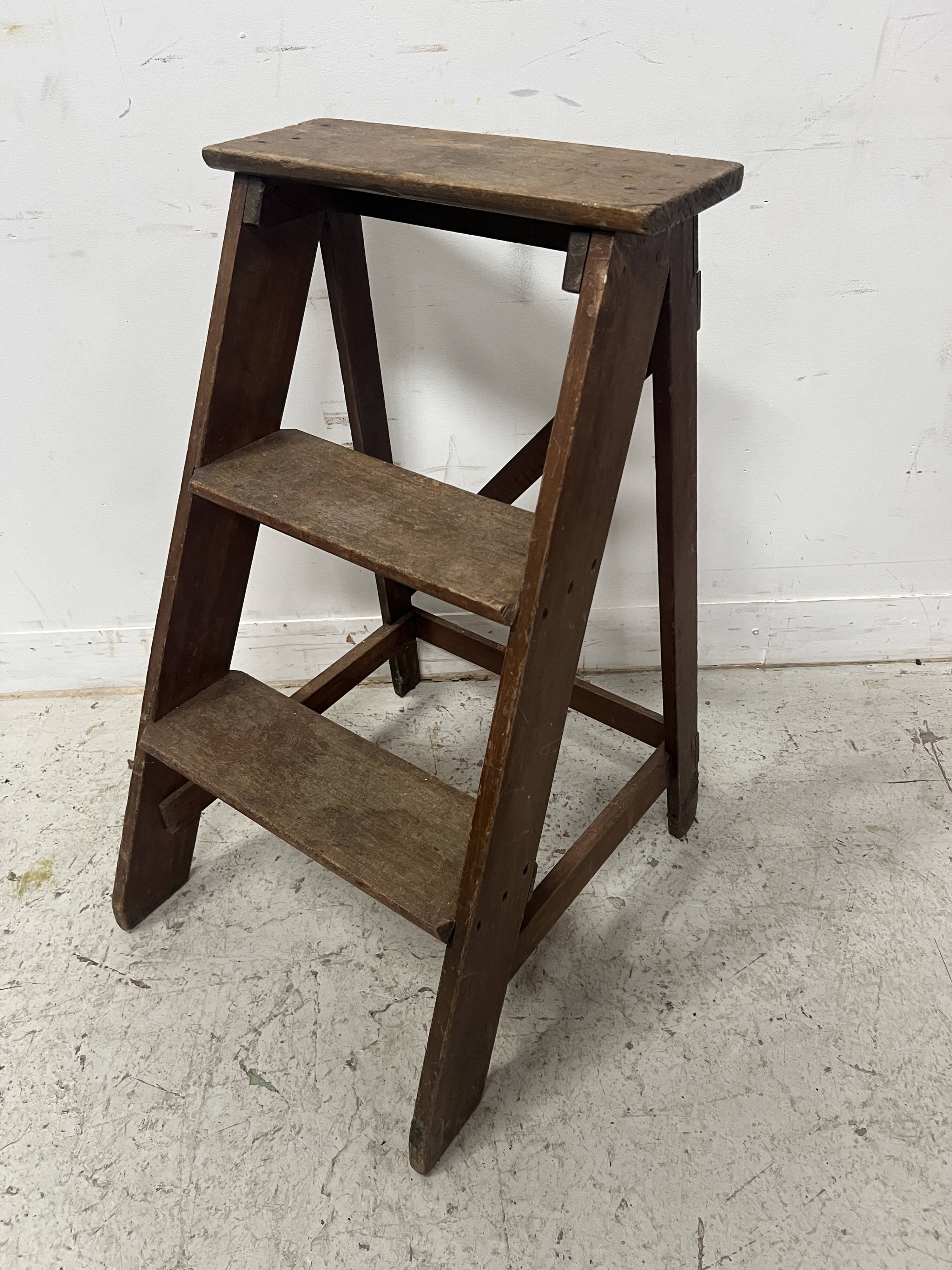 Library step stool with three steps in patinated beech, 20th century.