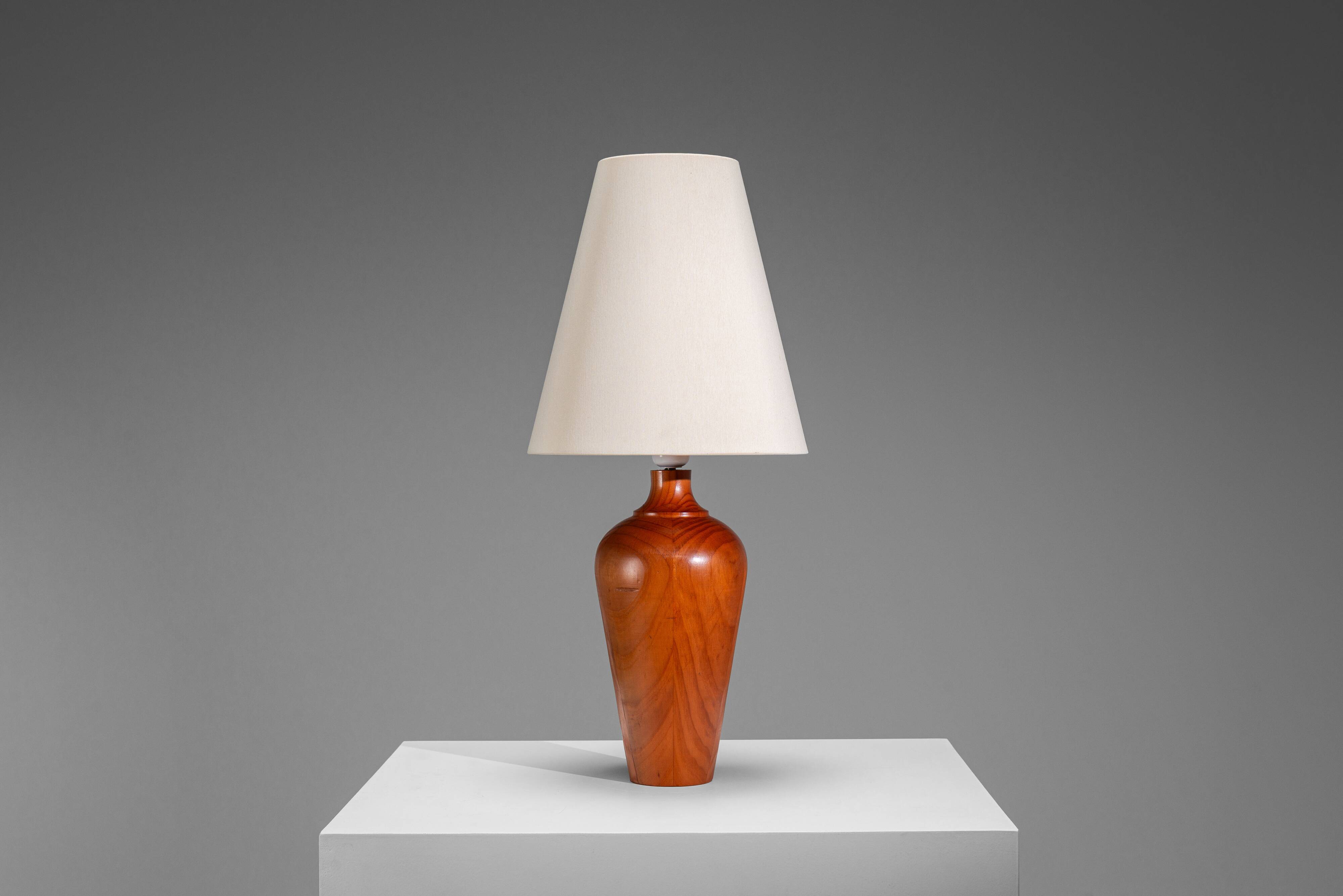 Lampe de table en bois massif avec abat-jour conique