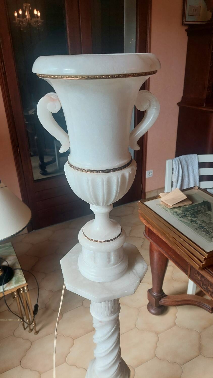 Antique style lamp with marble effect