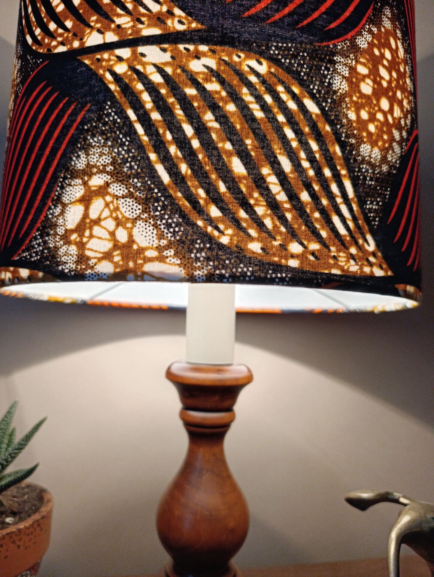 lampe bois tourné massif, imprimé wax ethnique