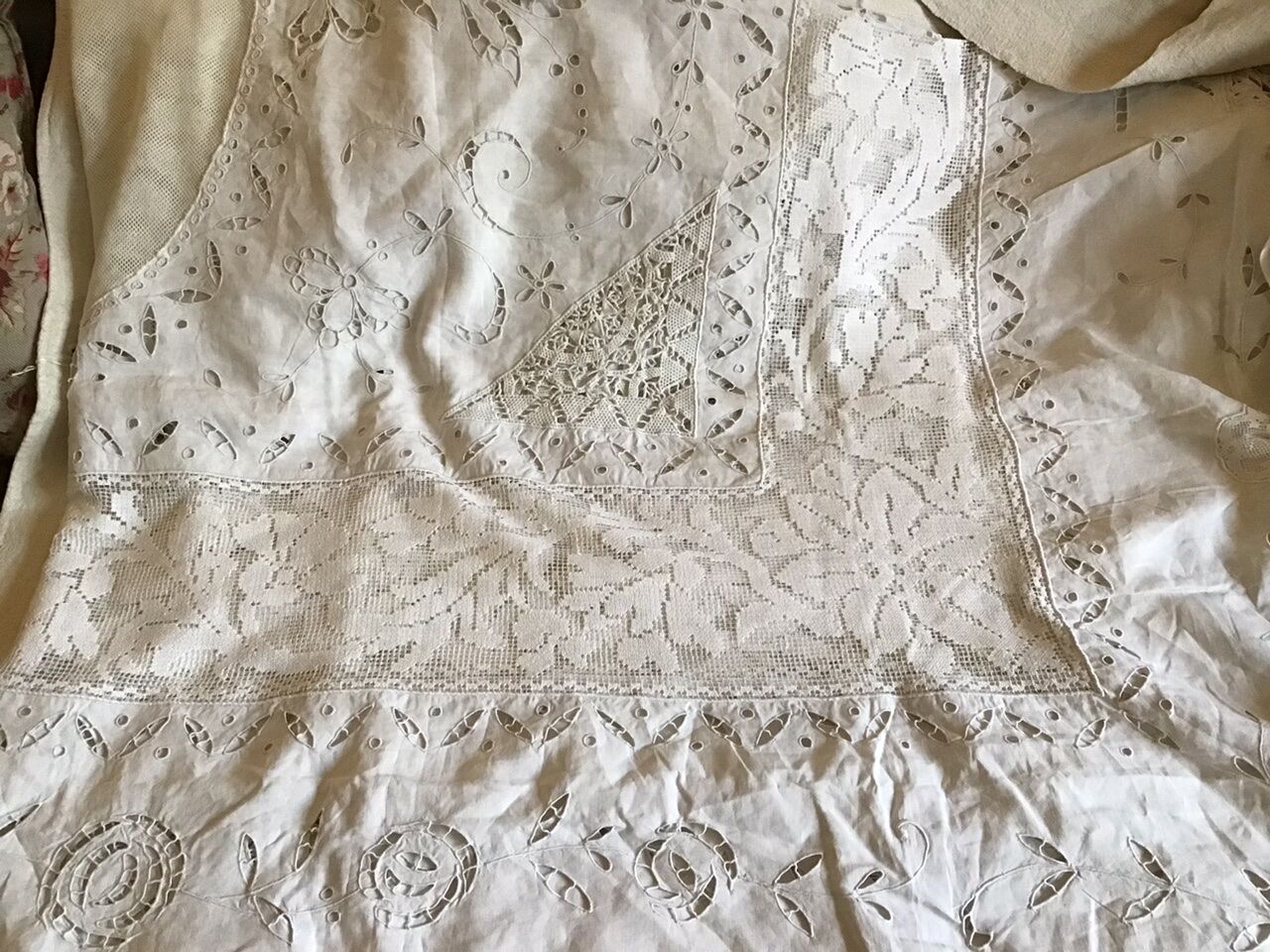 Large ceremonial tablecloth 280x280