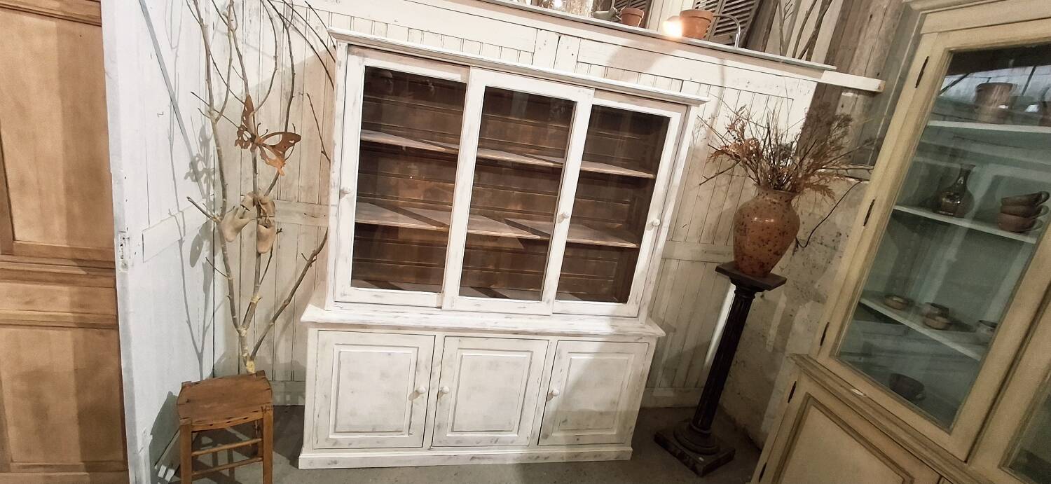 Buffet with 2 glass doors