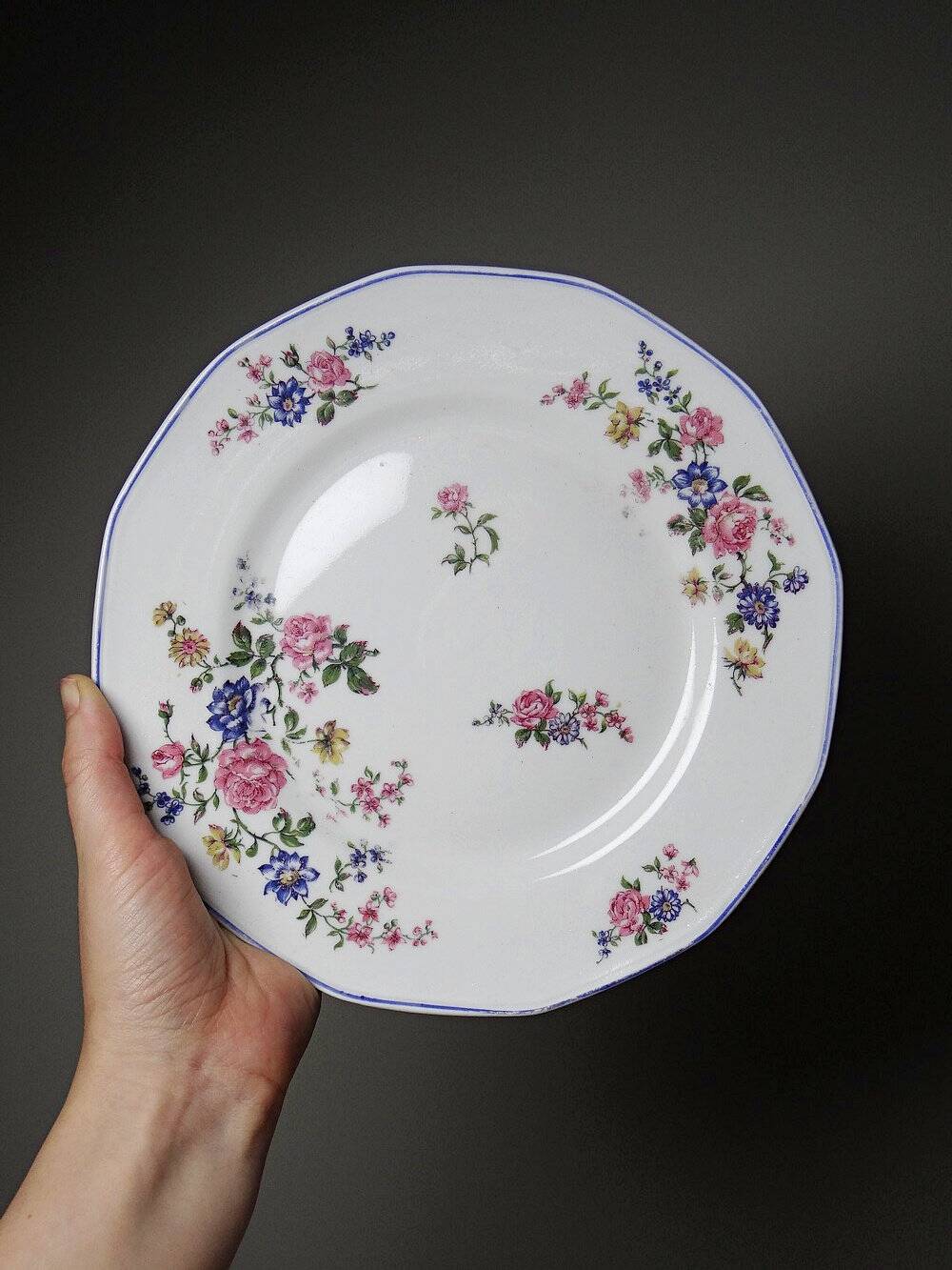 7 assiettes à dessert Bernardaud en porcelaine de Limoges décor floral, années 20-50