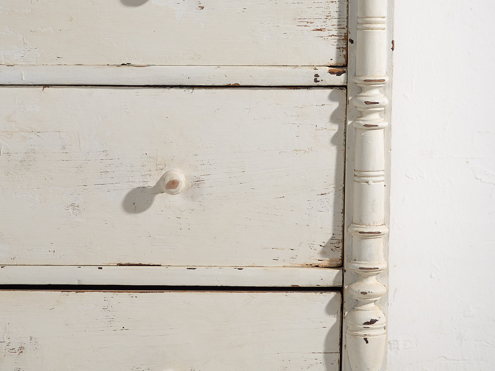Antique white chest of drawers (c.1920)