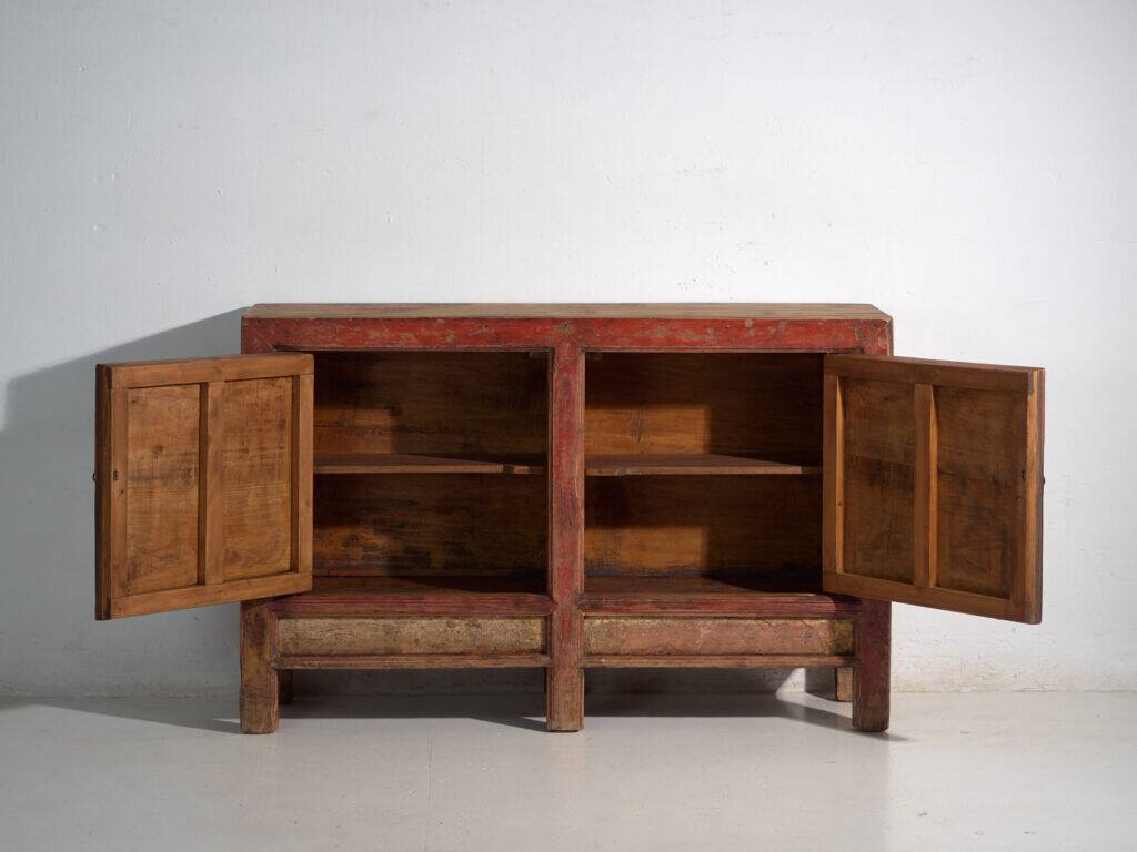 Buffet ancien peint en bois d’orme – Chine, vers 1950