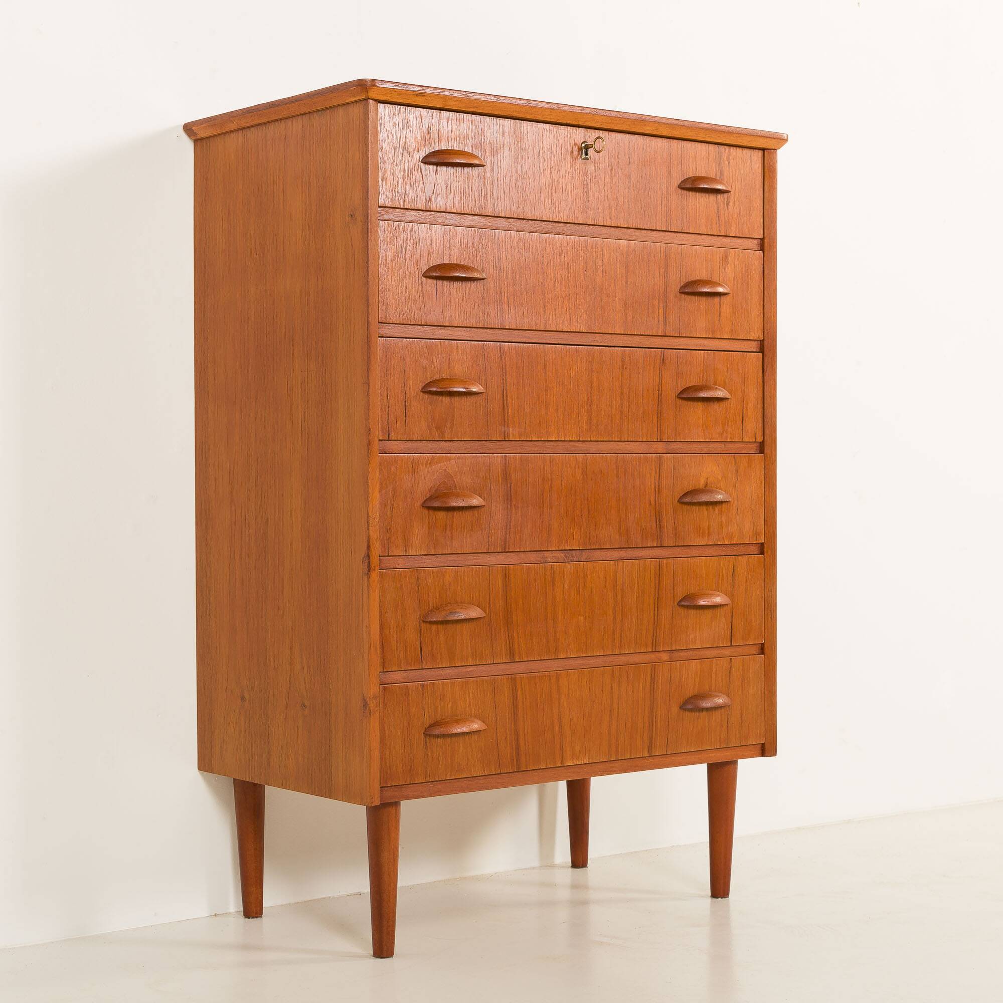 Commode en teck danois dans le style de Johannes Sorth, années 1960.