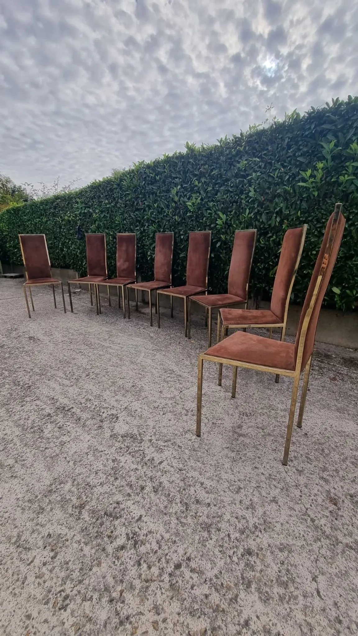 8 vintage 1970s chairs in brass and velvet with high backs.