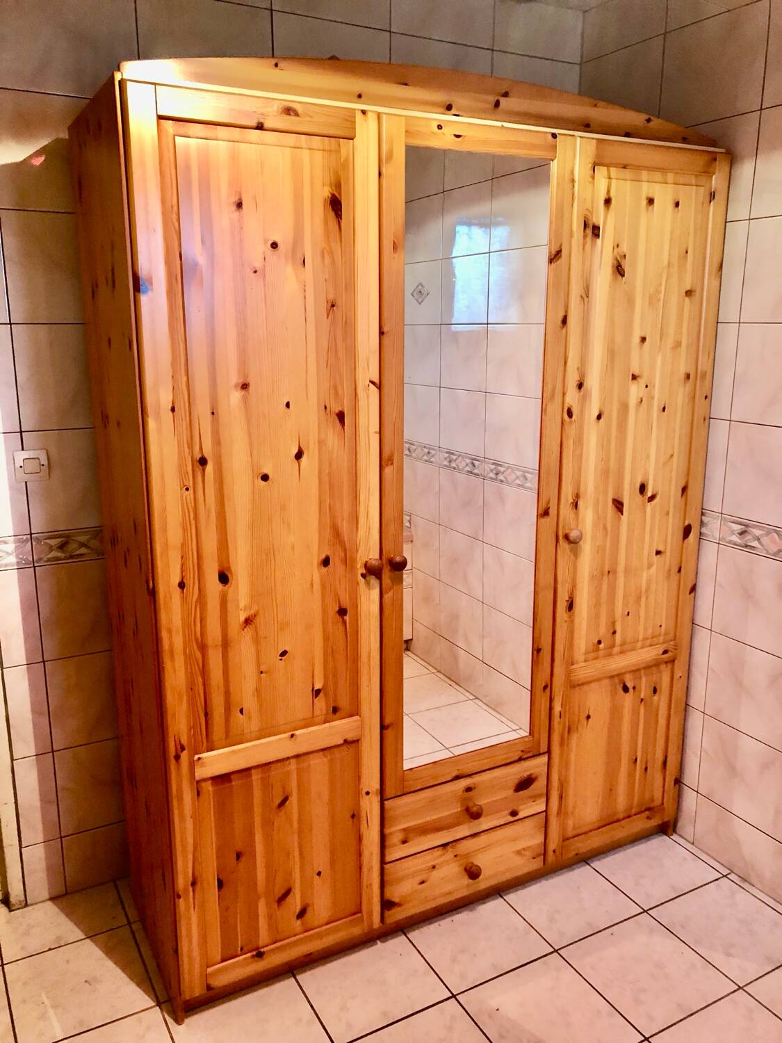 Armoire en pin massif