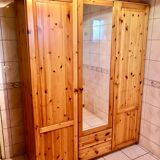 Armoire en pin massif