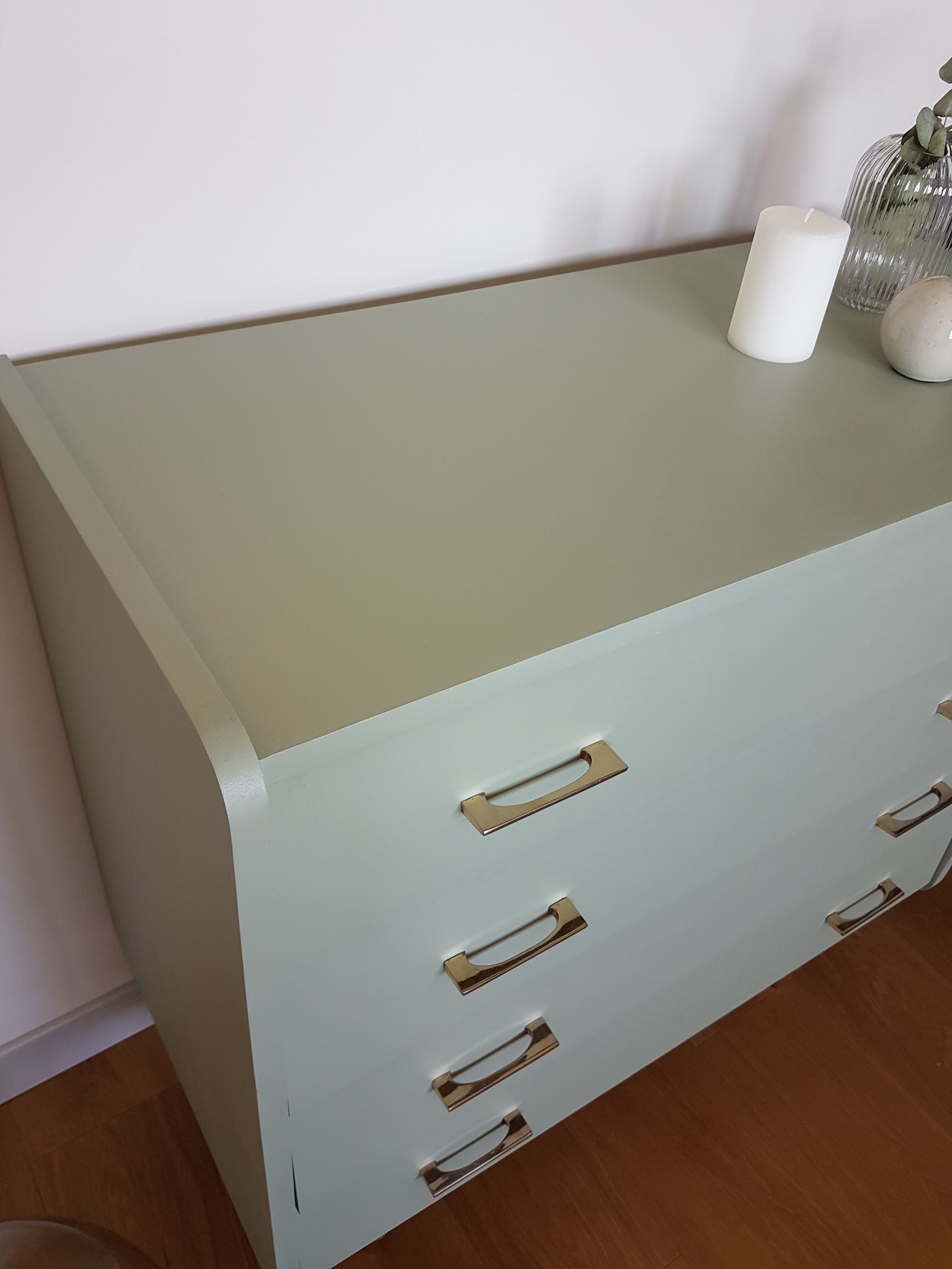 Commode vintage pieds fuseaux