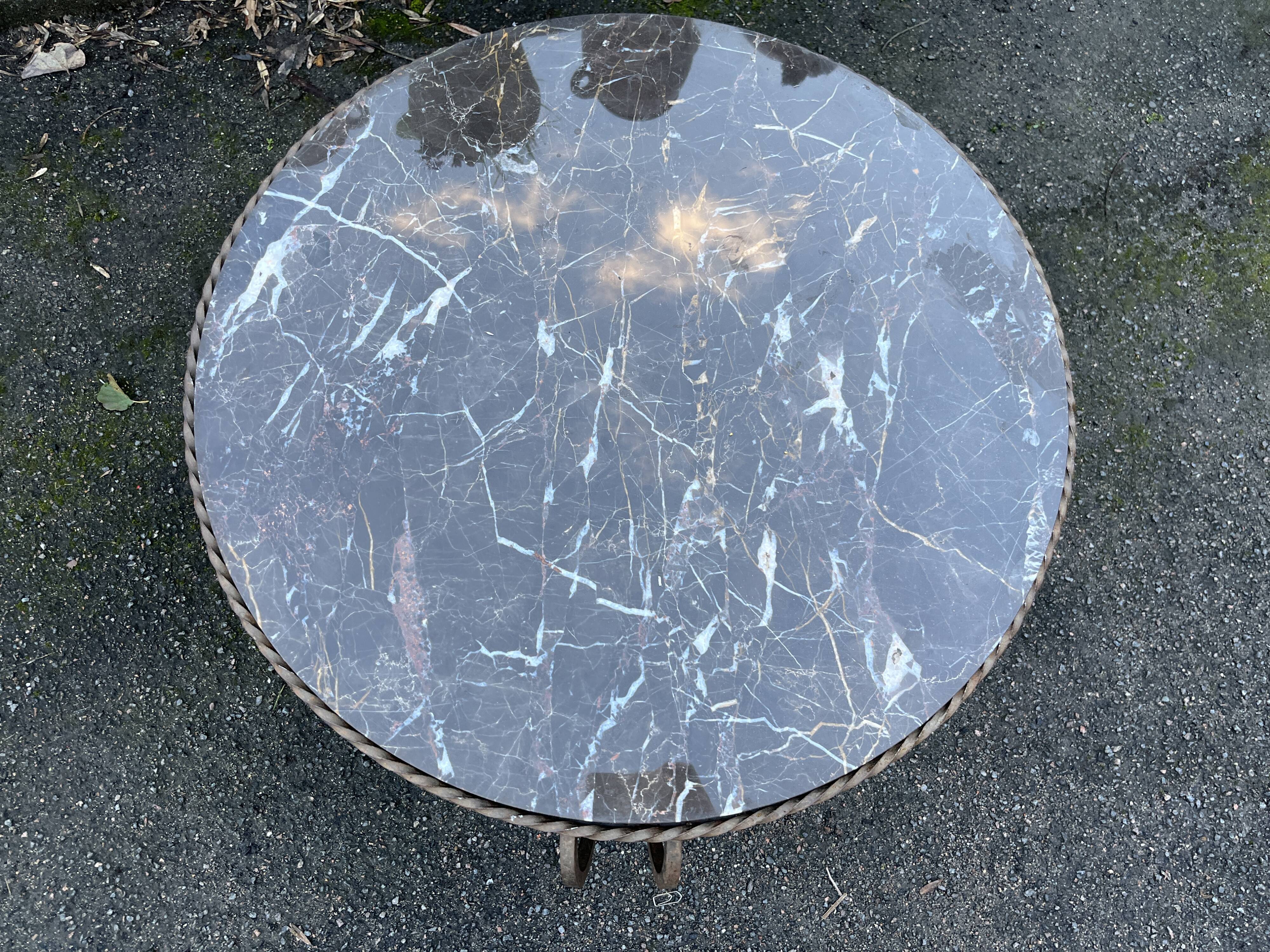 Coffee table in wrought iron and marble top