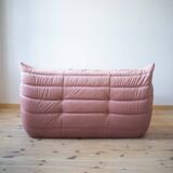 Canapé Togo 2 places en velours rose perle attribué à Michel Ducaroy pour Ligne Roset