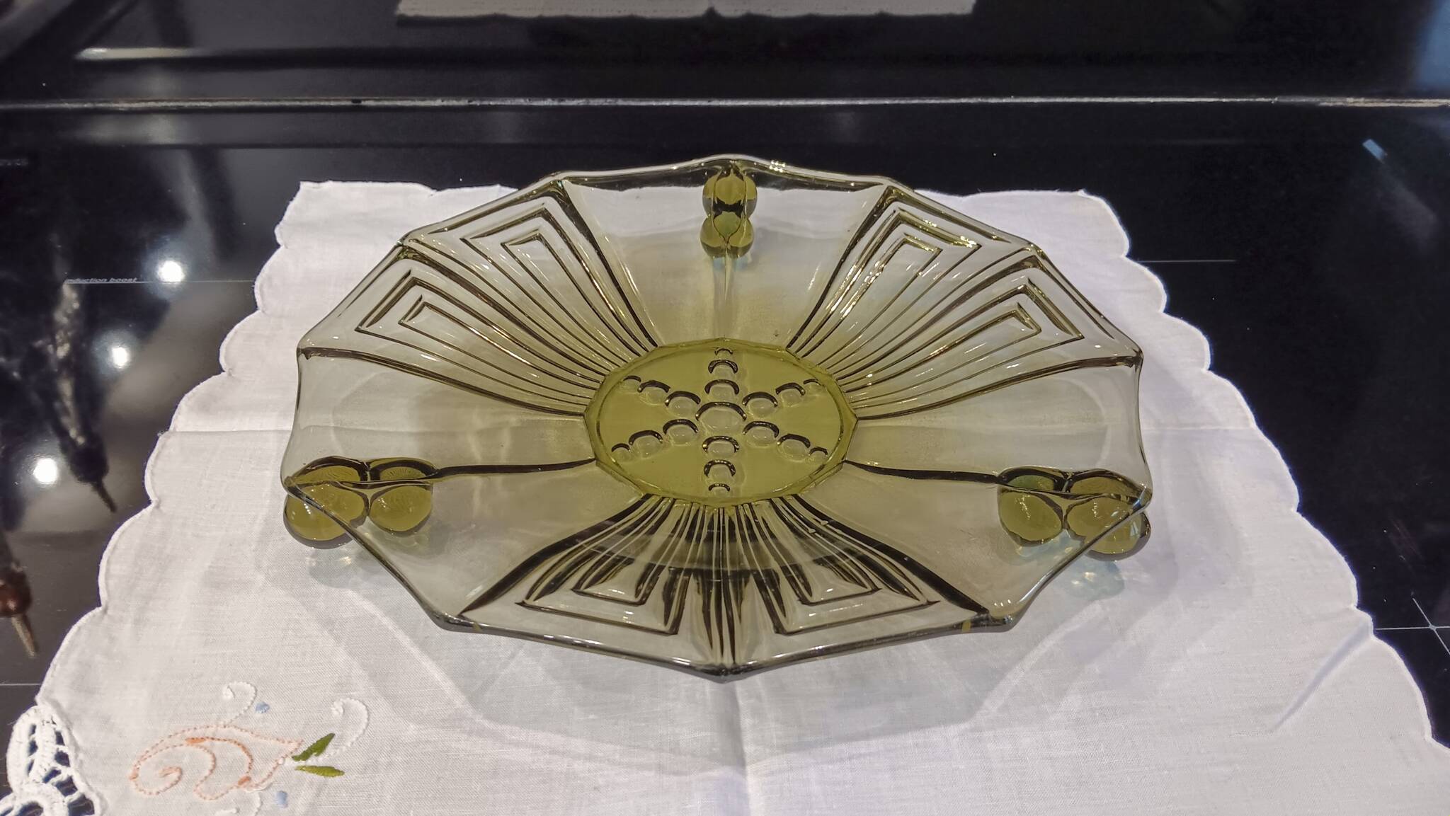 Cup or centerpiece cup, green glass, vintage art deco pattern