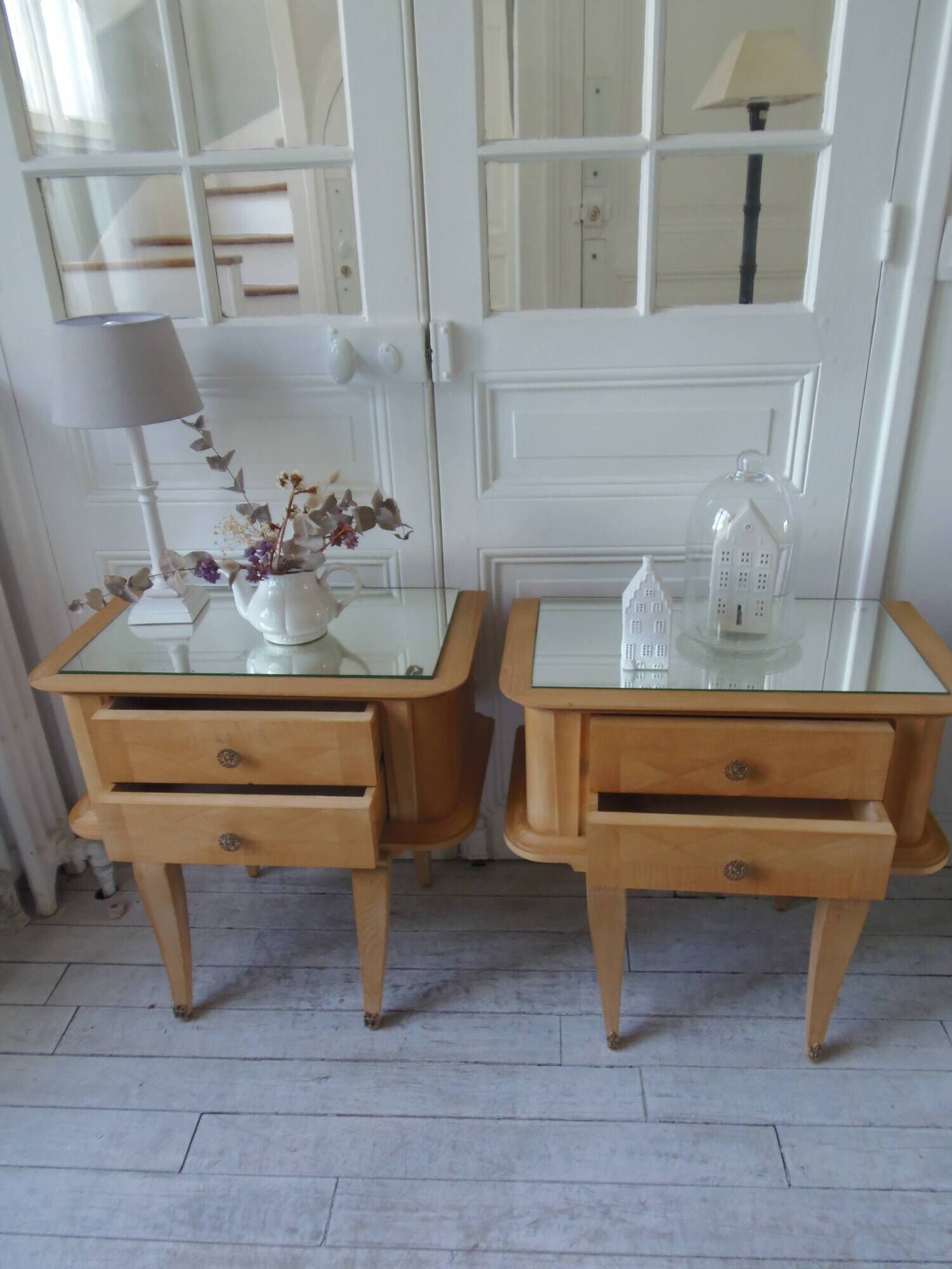 Paire de chevets vintages en bois brut , plateaux miroir.