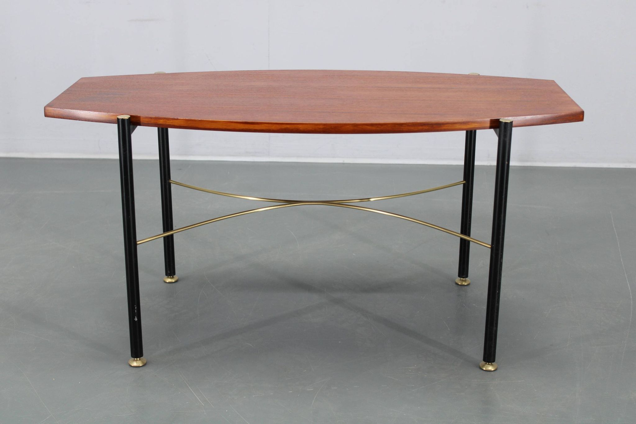 Table basse italienne des années 1970, placage en teck, piètement en métal et laiton