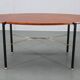 Table basse italienne des années 1970, placage en teck, piètement en métal et laiton