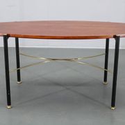 Table basse italienne des années 1970, placage en teck, piètement en métal et laiton