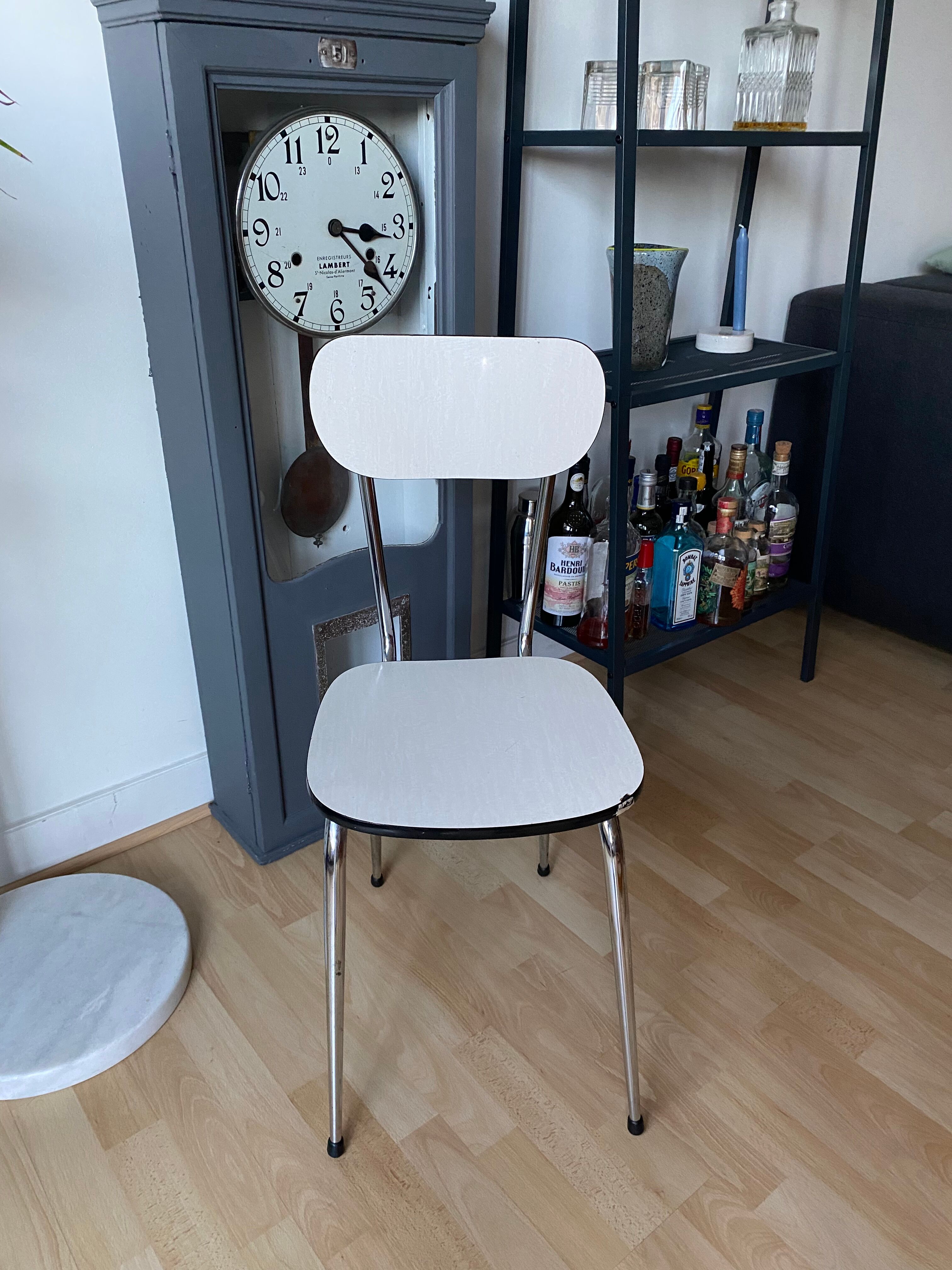 Chaise en formica beige