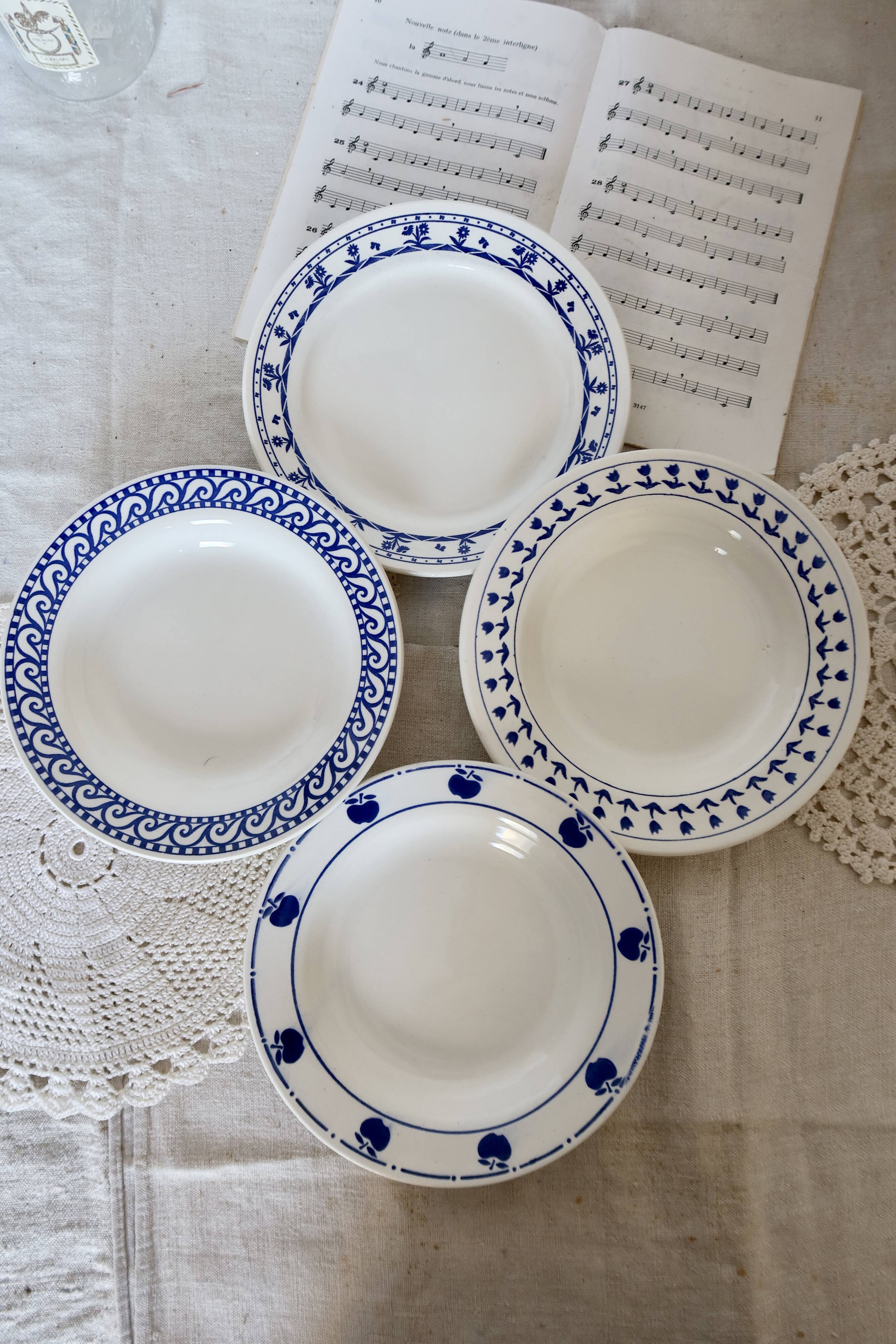 4 mismatched vintage blue and white earthenware soup plates - Set