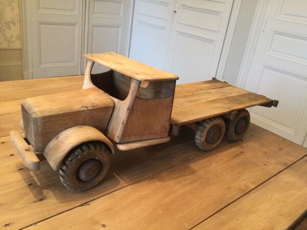 Camion de transport ancien en chêne