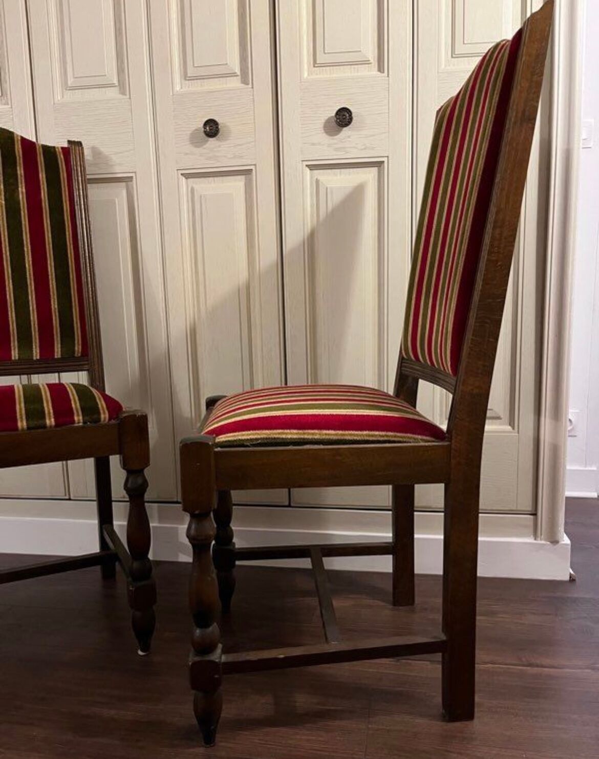 Duo de chaises tapissées style Louis XIII