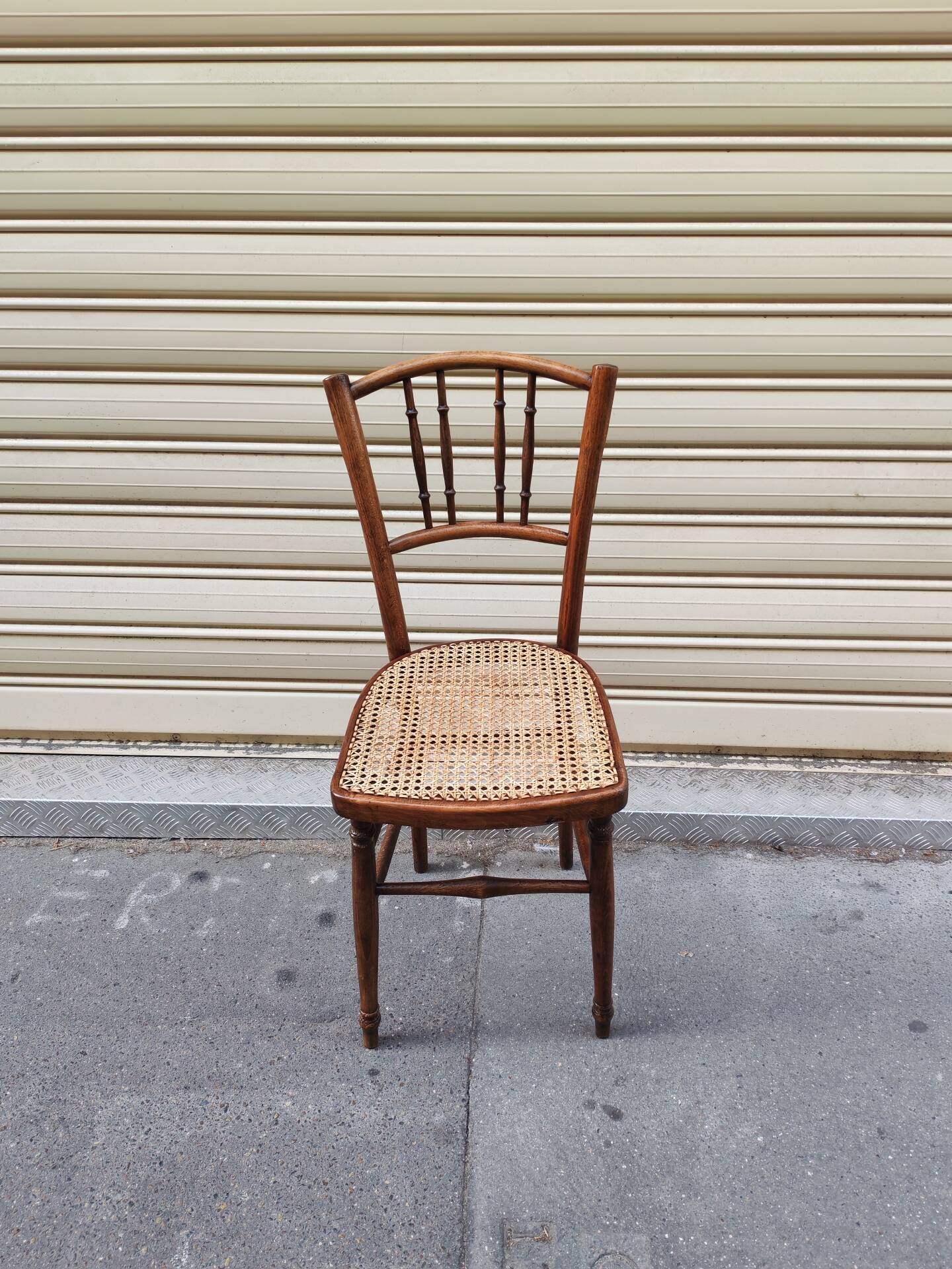 Bistro chair in wood and caning from the 1900s.