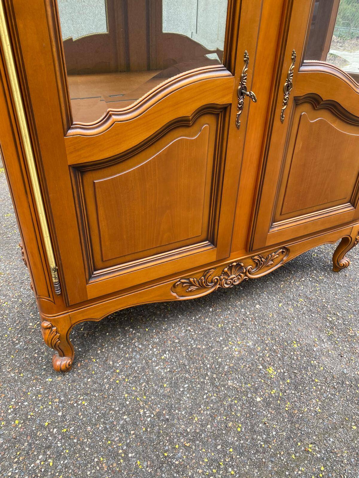 Louis XV display cabinet in solid wood
