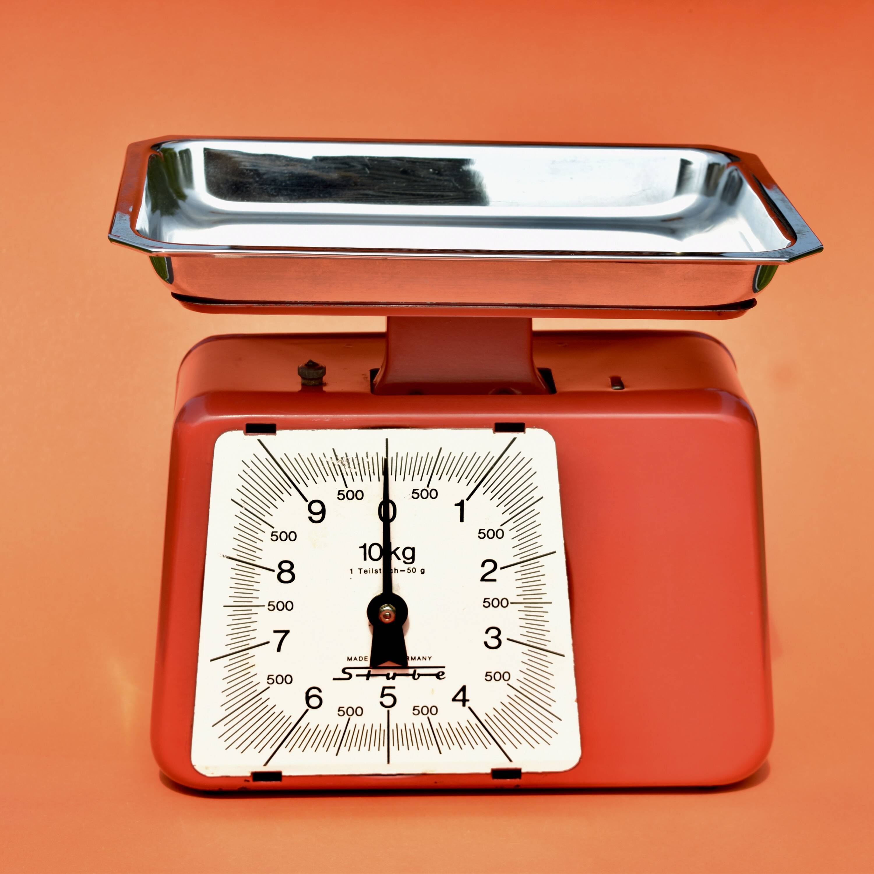 Stube - vintage household scale in red painted metal - force 10