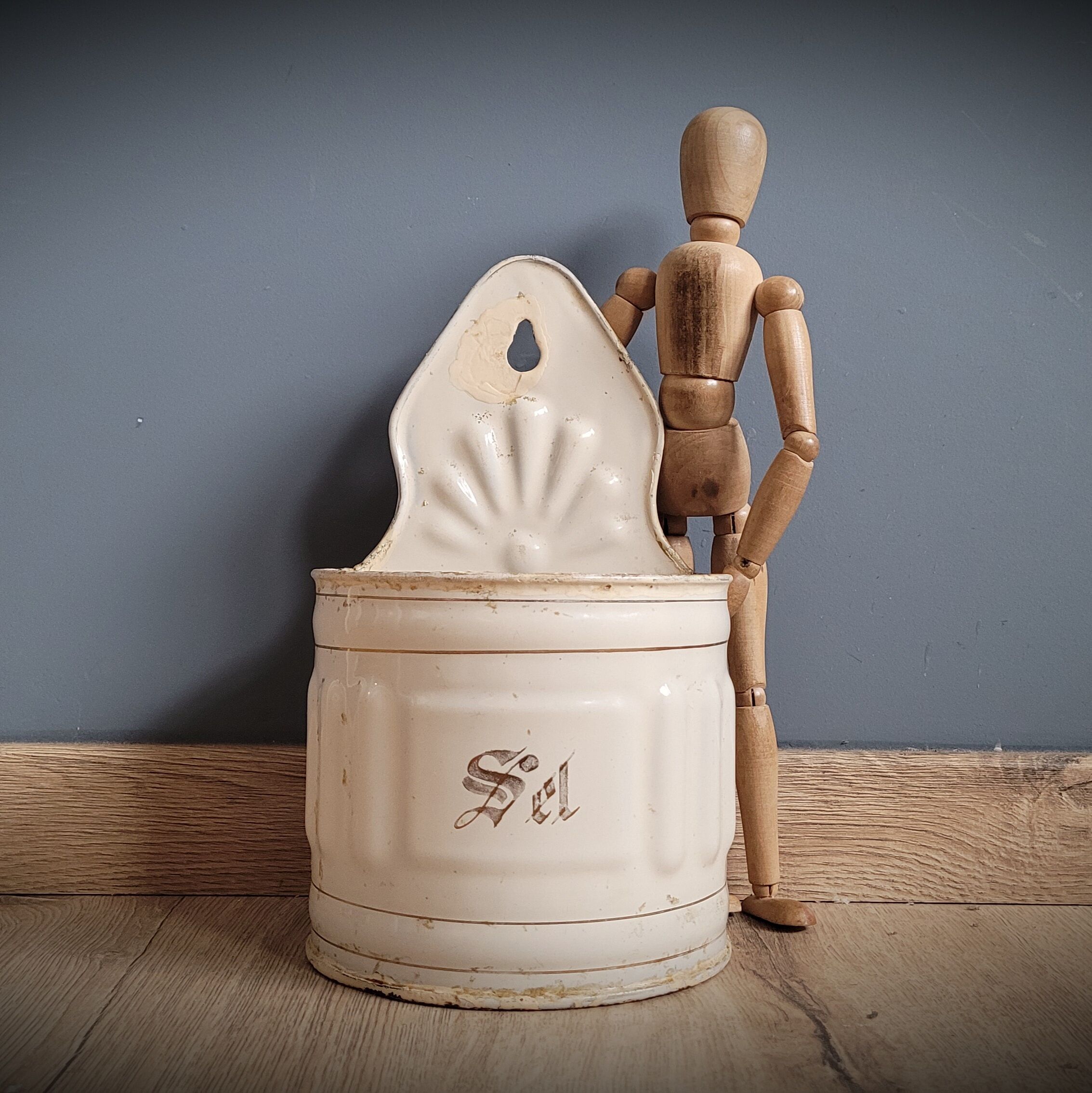 Salt enamelled pot