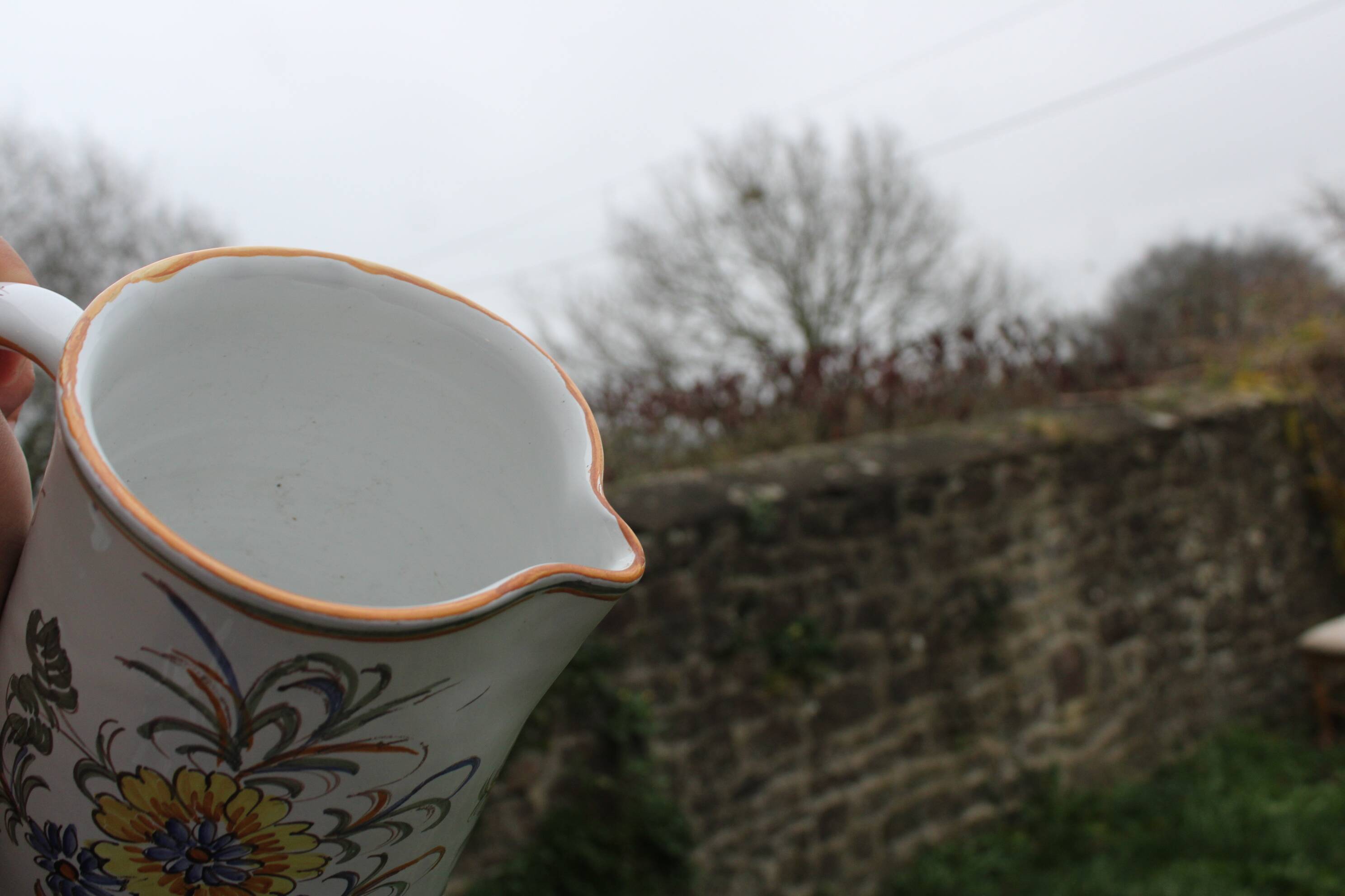 Pichet en faïence décorée – signé Duncan Marais