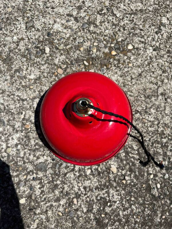 Suspension indus en tôle émaillée gamelle rouge et blanche