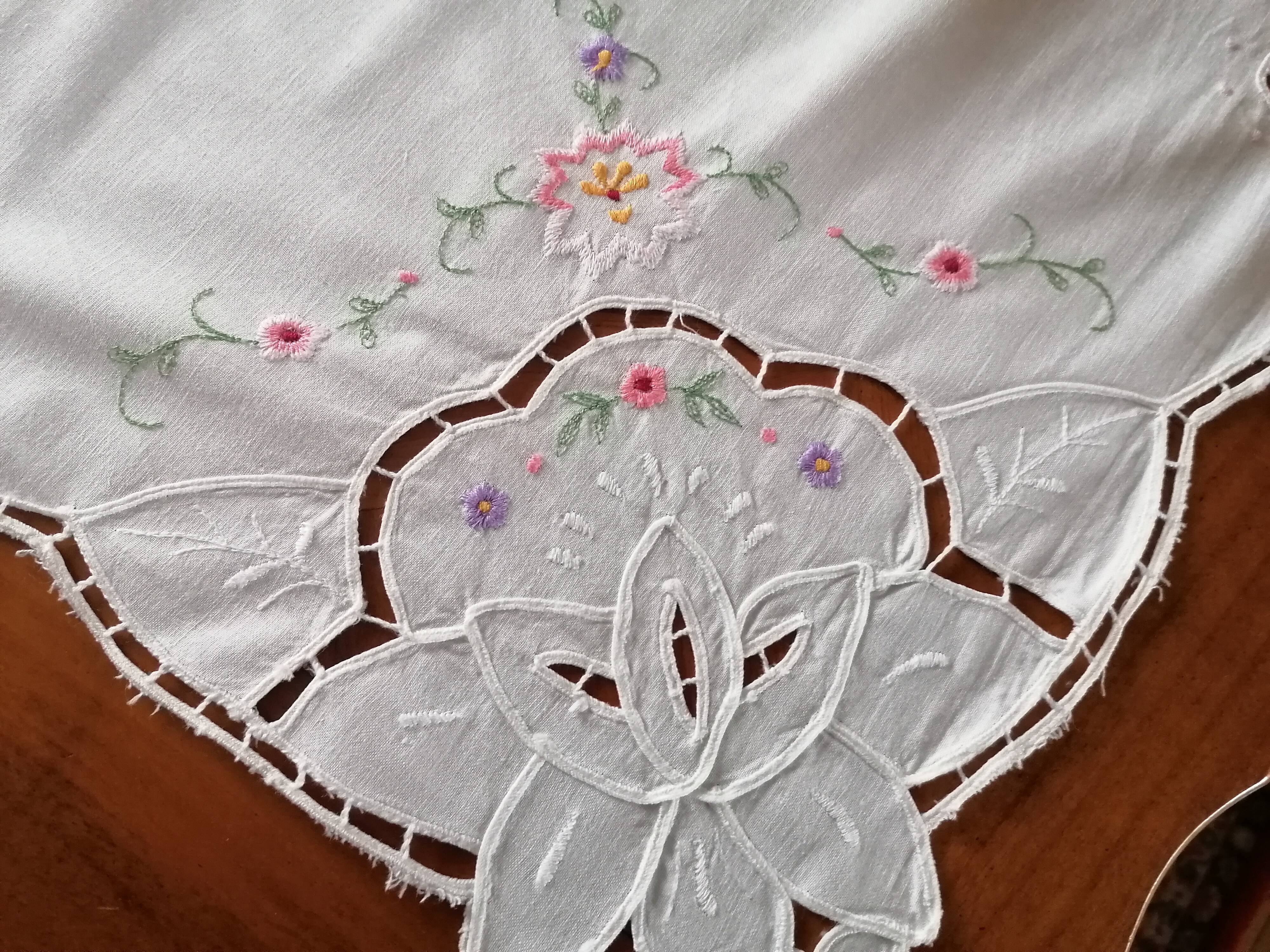 Embroidered tea tablecloth 80x80 cm