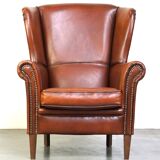 Magnifique fauteuil classique en peau de mouton avec une belle apparence et une assise confortable
