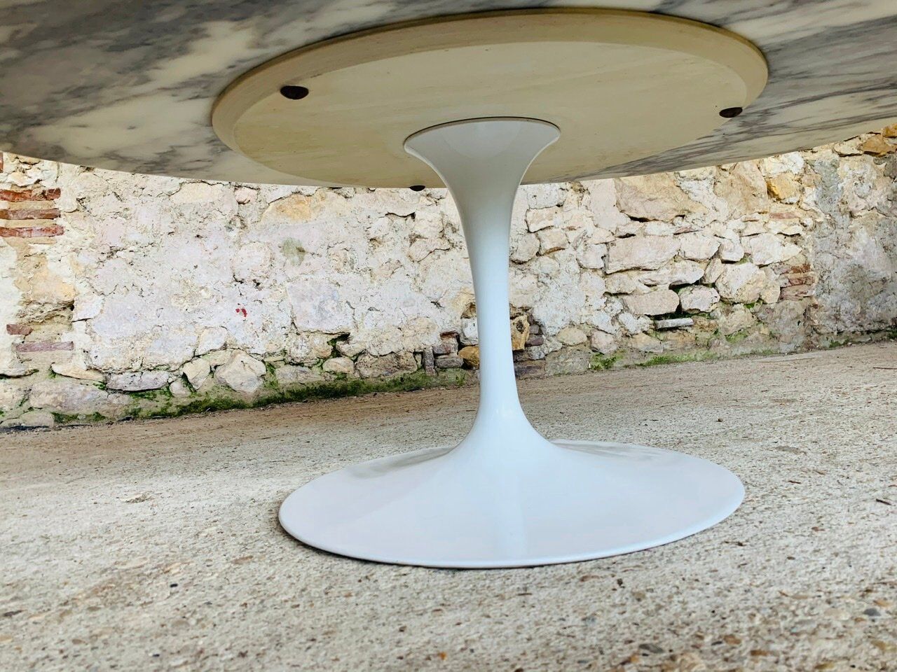Eero Saarinen coffee table, oval, "Tulip" by Knoll International, circa 70's