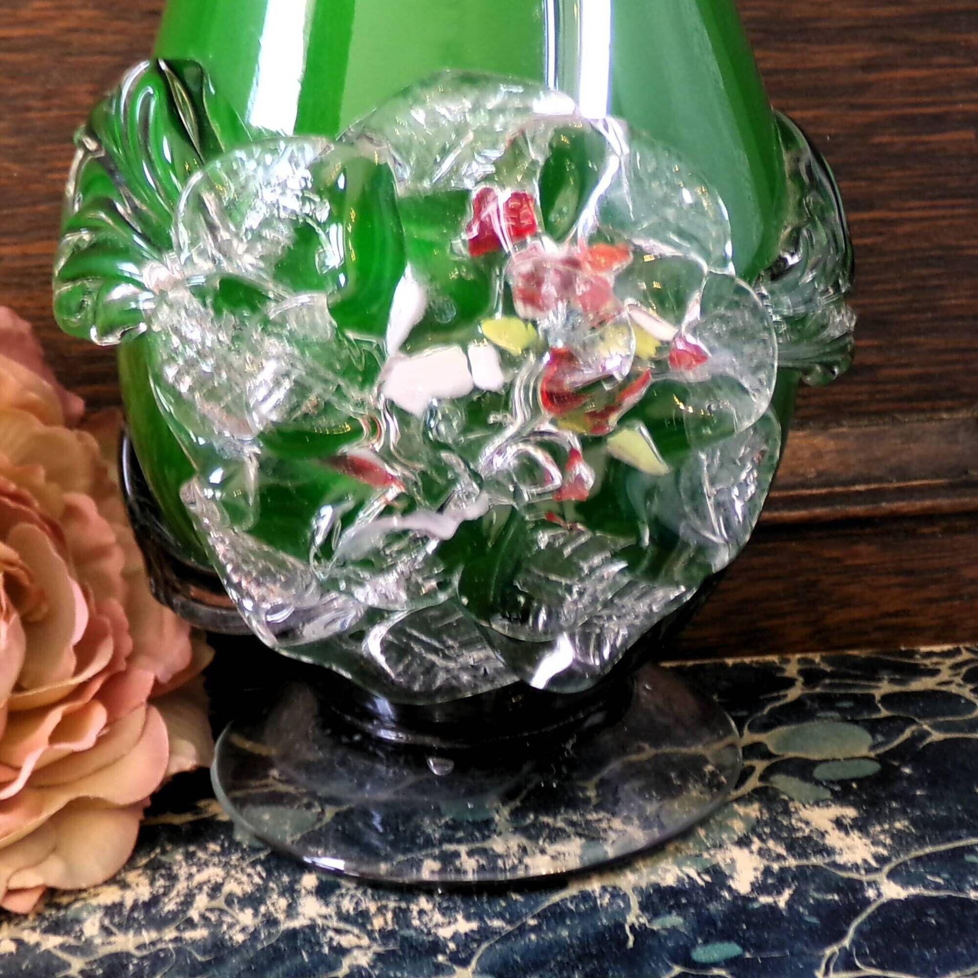 Vase Murano vert foncé fait main avec détails floraux en verre transparent