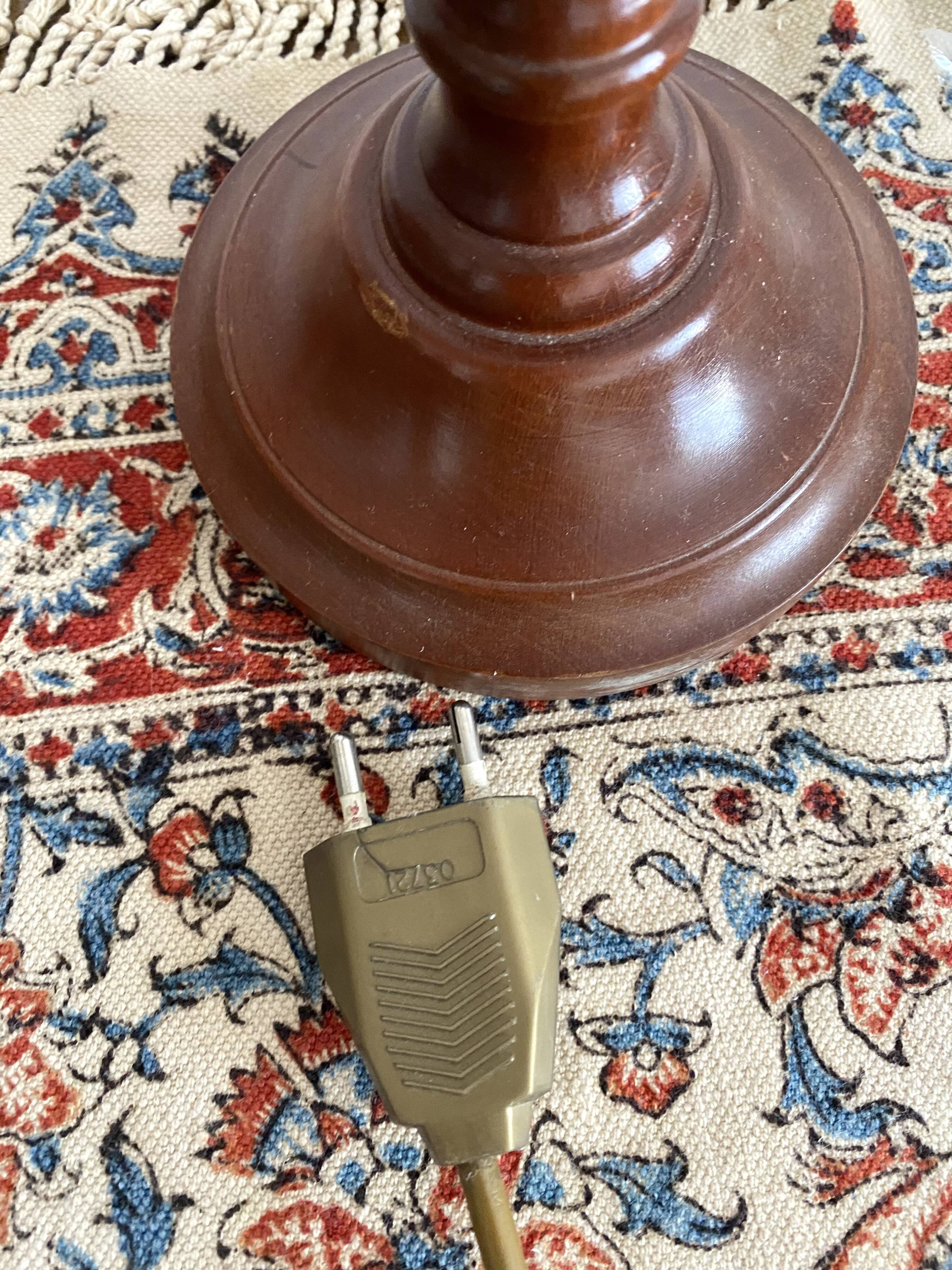 Pair of twisted wooden base lamps