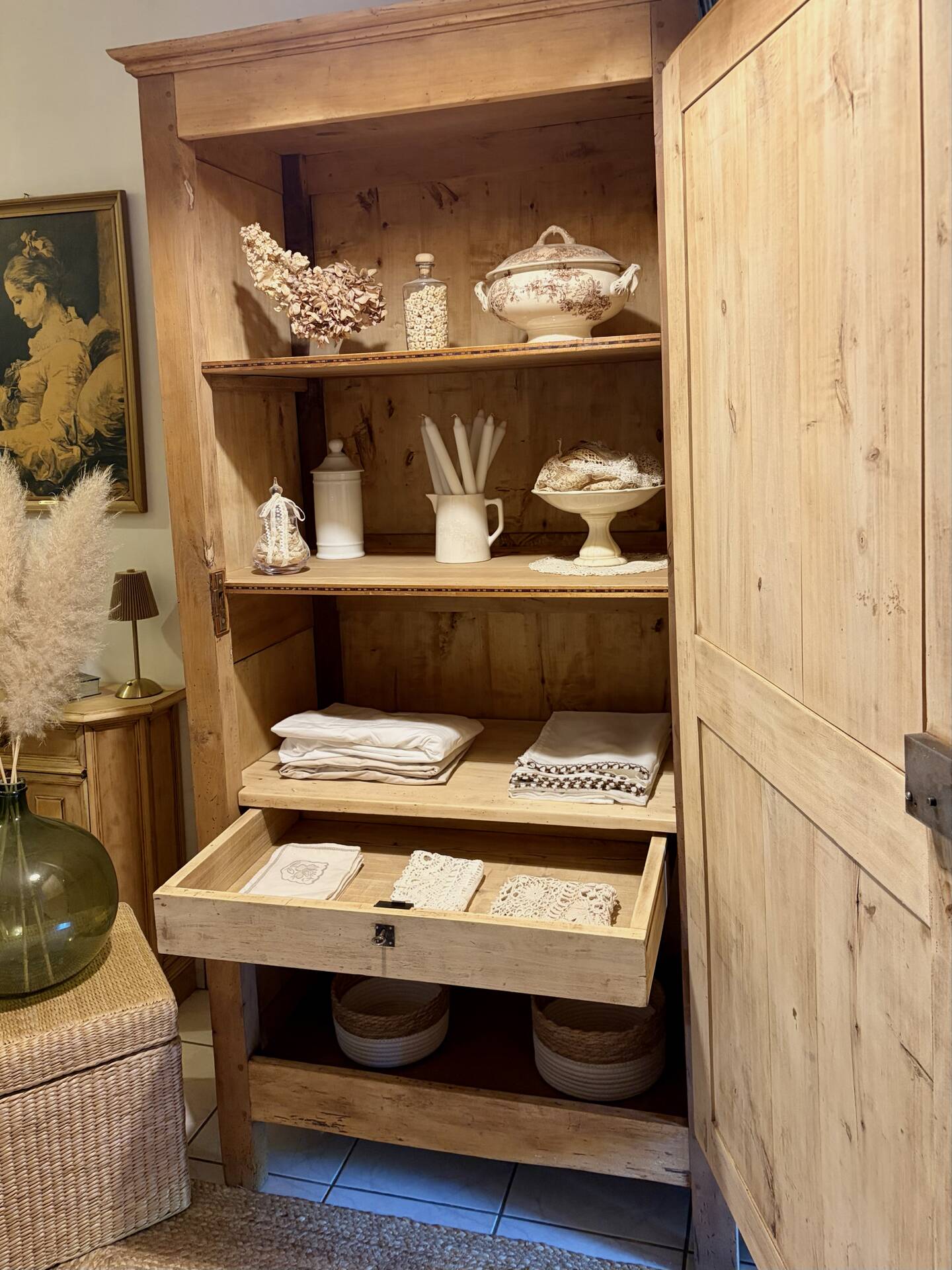 Raw wood bonnetière