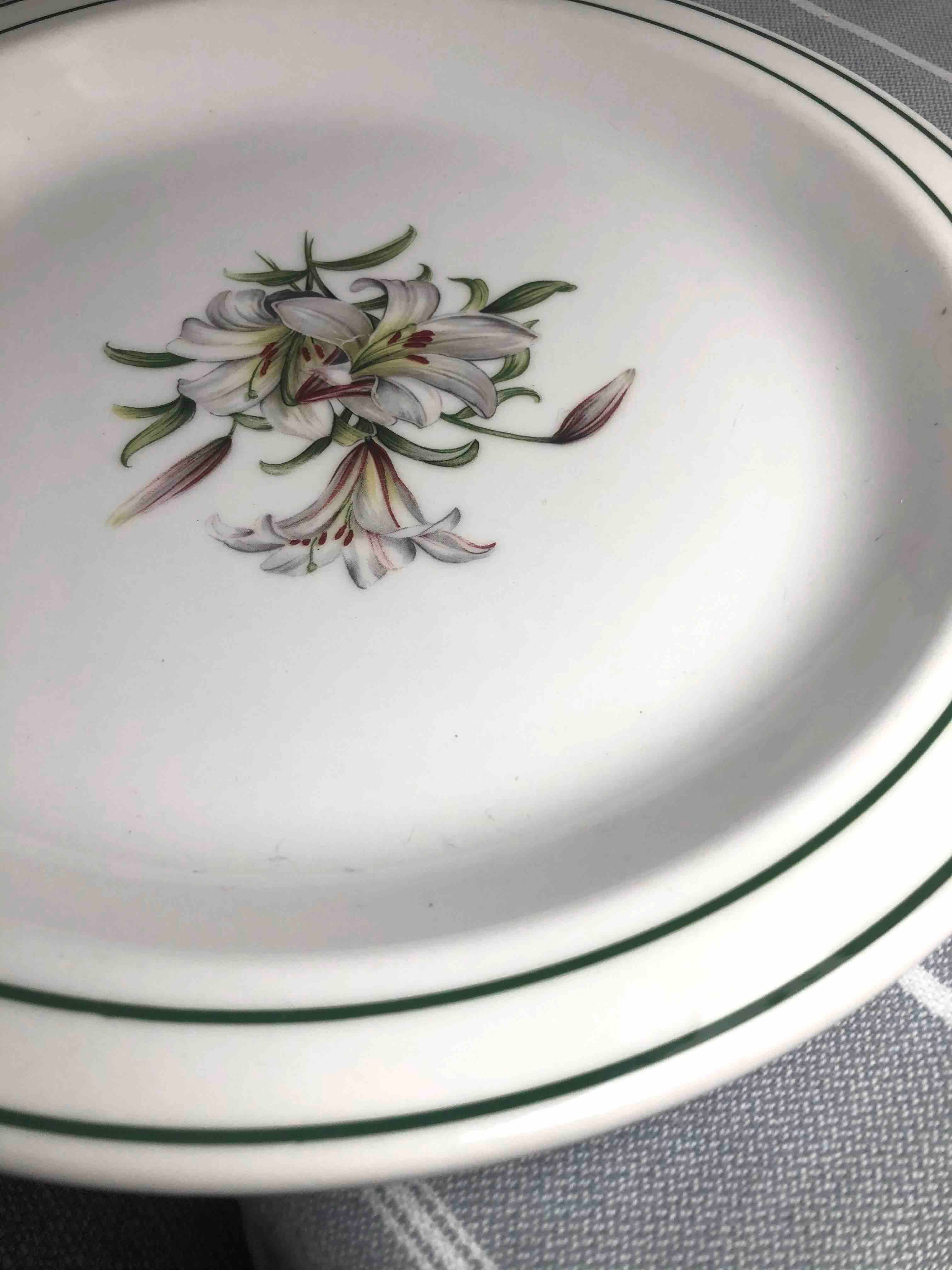 Hand-decorated dish, green line and white fleur-de-lis